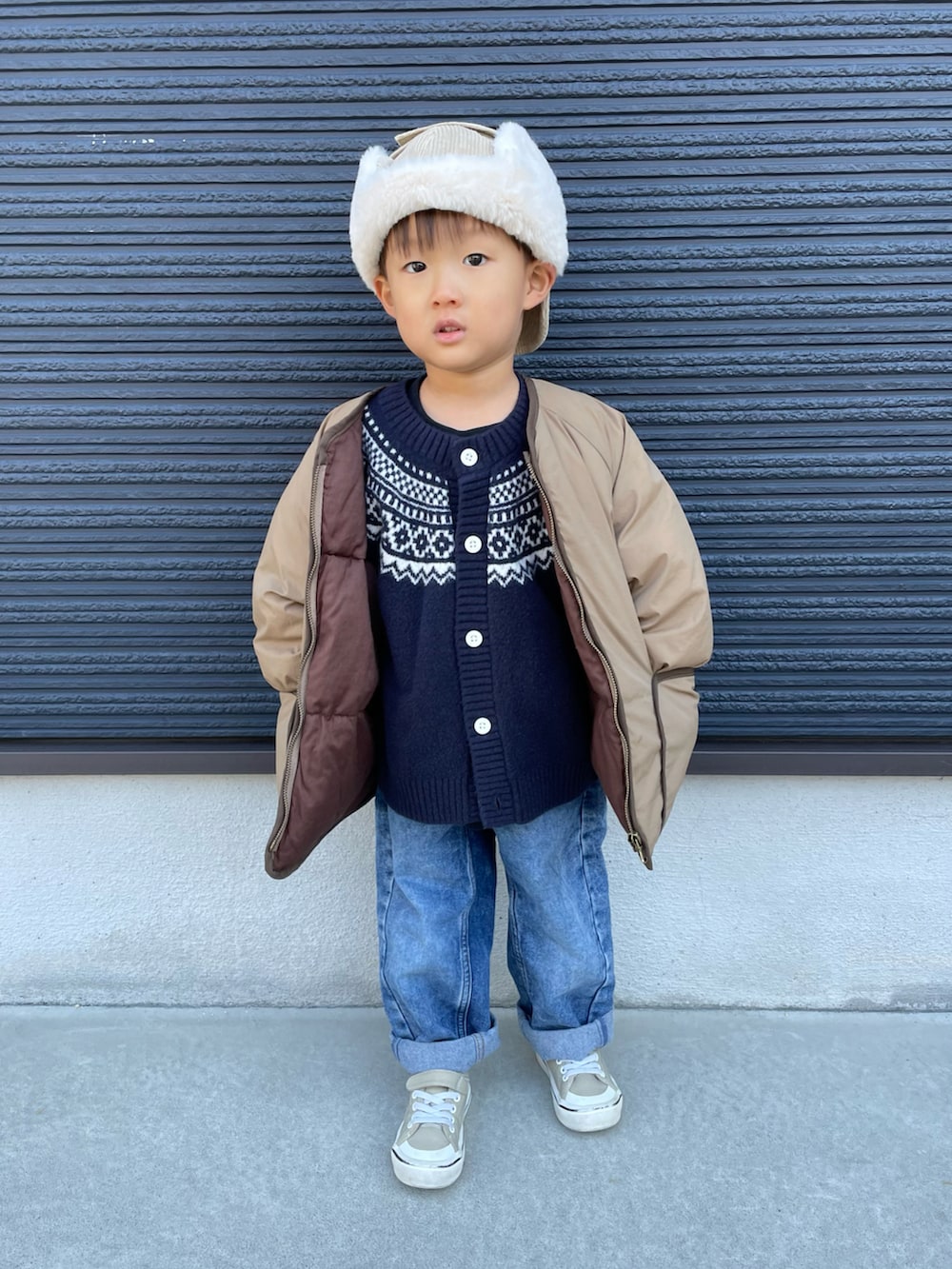 「クリスマスに着たい服、冬コーデ、冬アウター、ブルゾン、ニット、カーディガン、デニム、デニムパンツ、パイロットキャップ、シンプルスタイル、スニーカー」｜「西松屋のアイテム（キャップ、ベージュ系）」を使った、ＯＴＯ ☺︎ ‬ＲＩＲＩさん（キッズ・90cm）の冬コーディネートの3枚目の写真