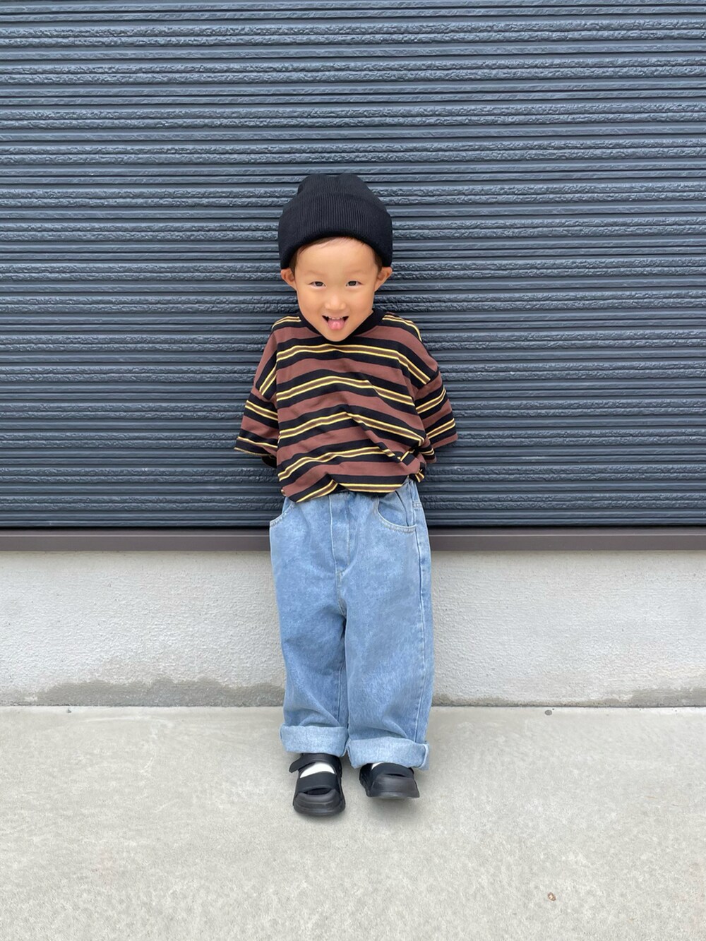 ブラウン系のTシャツ/カットソー、ブルー系のデニムパンツ、ブラック系のサンダルを着用したキッズの夏コーディネートの4枚目の写真