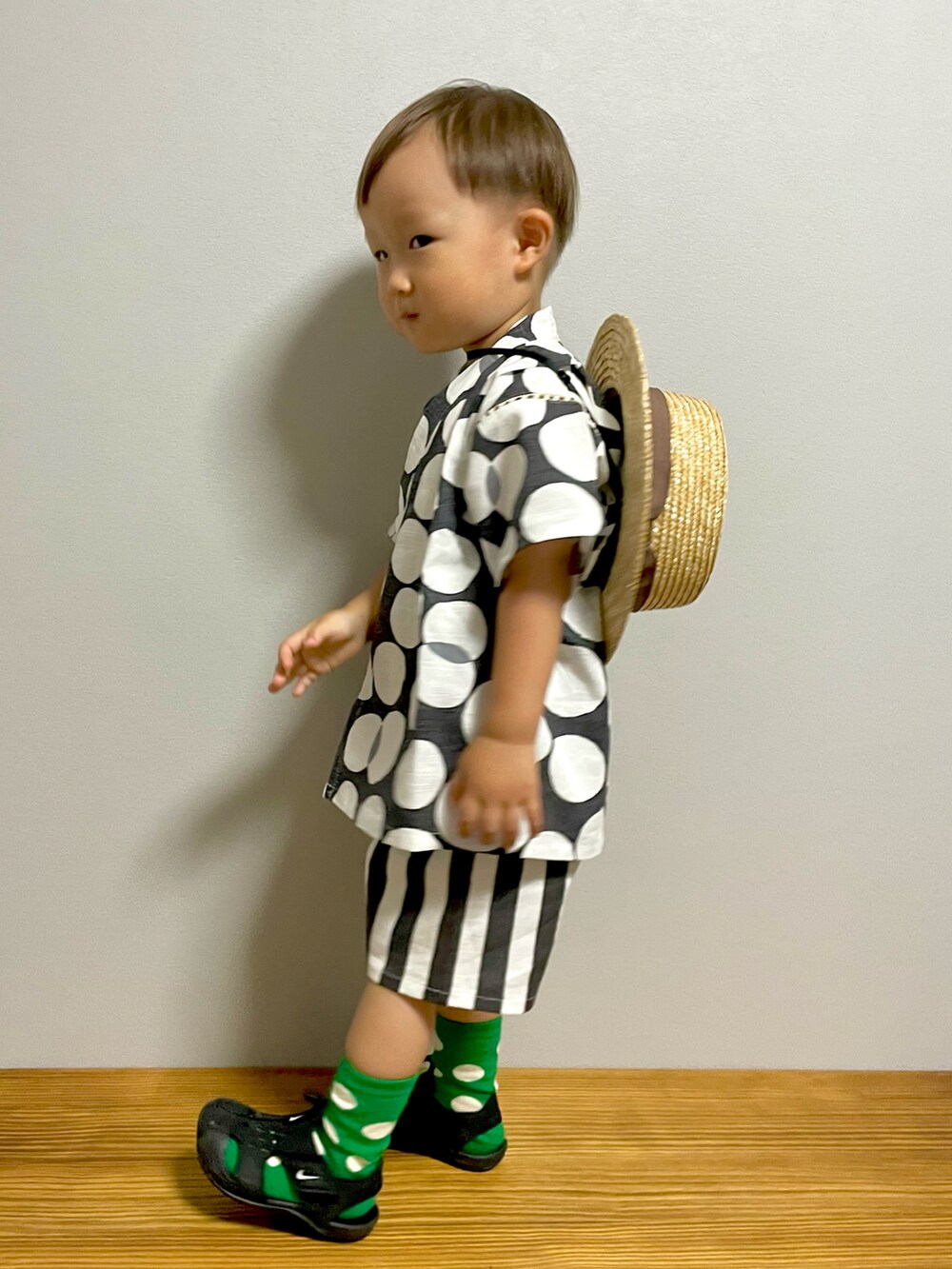 ブラック系のサンダル、ブラウン系のハット、グリーン系のソックス/靴下を着用したキッズの夏コーディネートの4枚目の写真