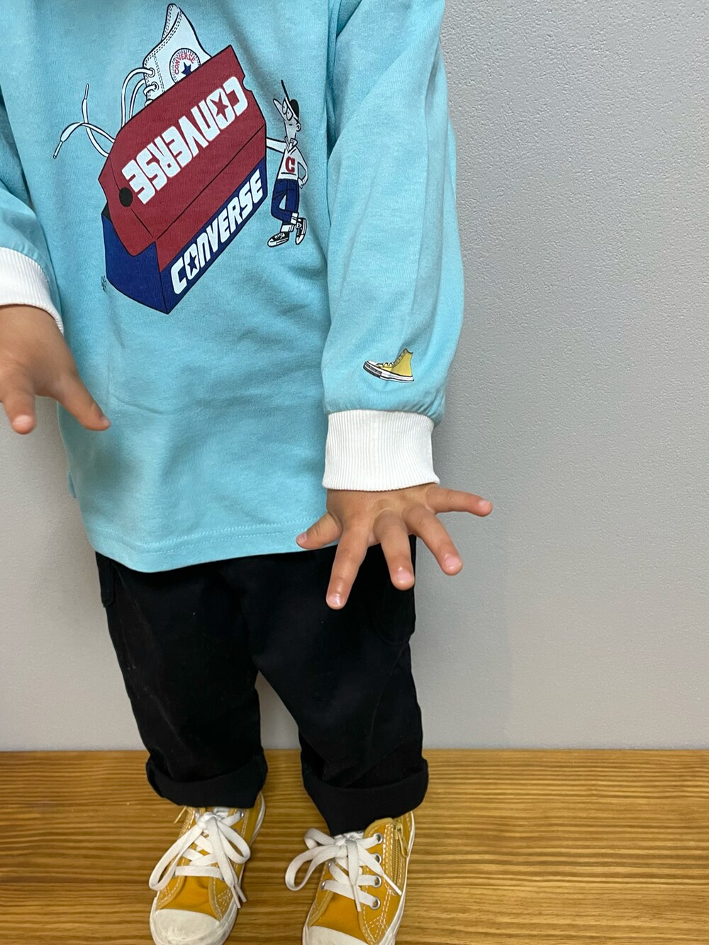 ブルー系のTシャツ/カットソー、ブラック系のその他パンツ、イエロー系のスニーカーを着用したキッズの春コーディネートの5枚目の写真