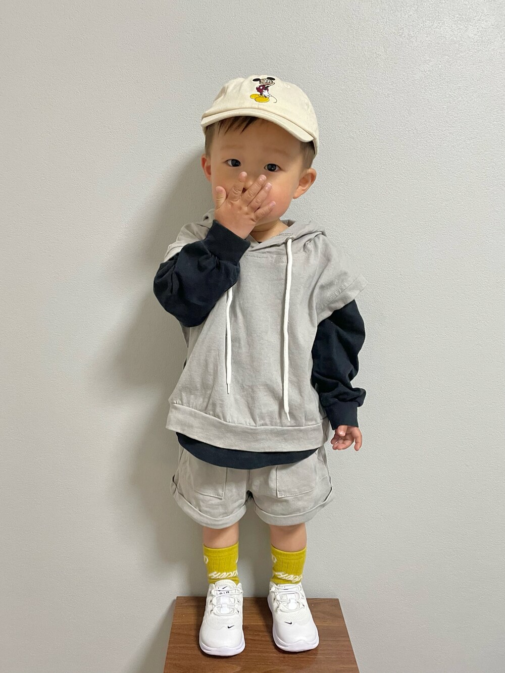 グレー系のスウェット、ブラック系のTシャツ/カットソー、ホワイト系のスニーカーを着用したキッズの春コーディネートの4枚目の写真