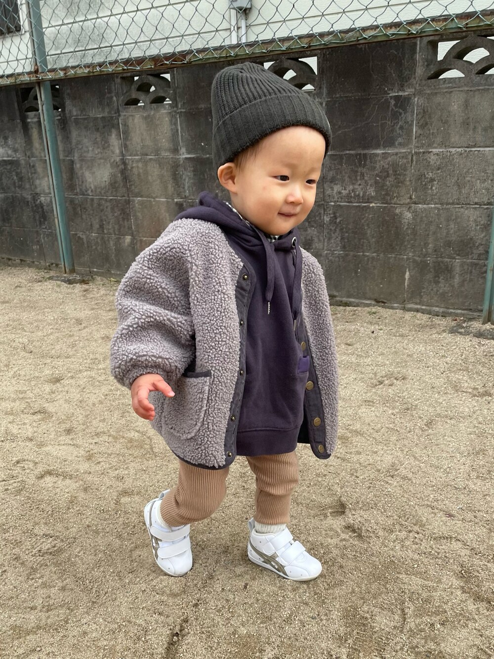 ブラック系のTシャツ/カットソー、パープル系のパーカー、グレー系のノーカラージャケットを着用したキッズの冬コーディネートの2枚目の写真