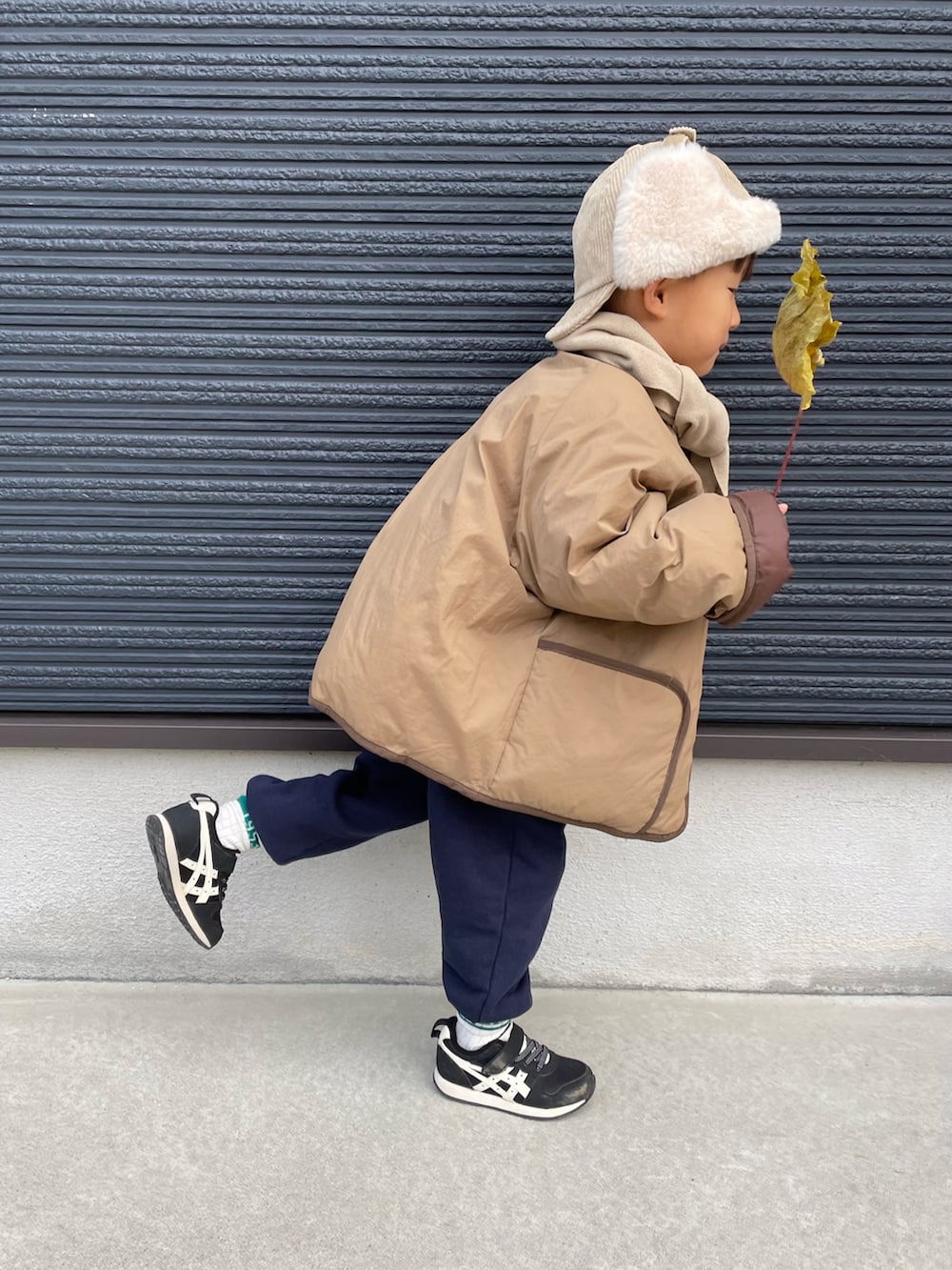 その他のTシャツ/カットソー、ブラウン系のノーカラージャケット、ブルー系のスウェットパンツを着用したキッズの冬コーディネートの2枚目の写真