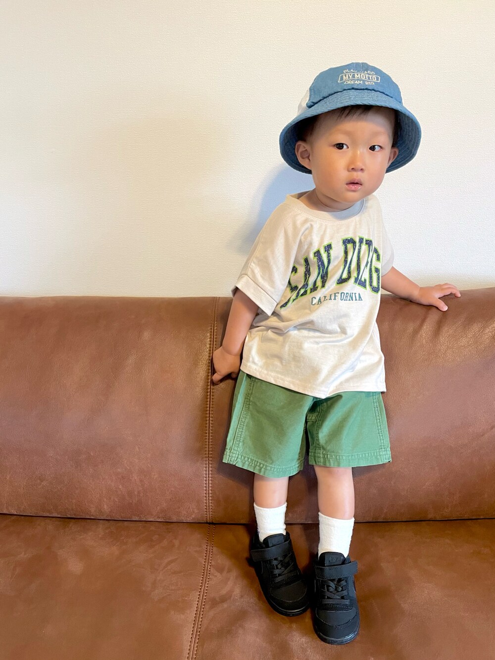 グレー系のTシャツ/カットソー、グリーン系のパンツ、ブラック系のスニーカーを着用したキッズの夏コーディネートの3枚目の写真