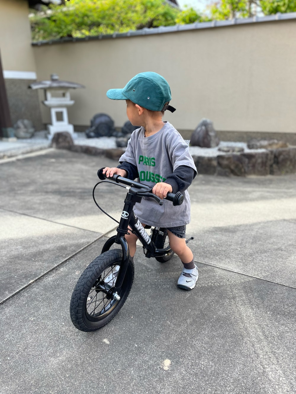グレー系のTシャツ/カットソー、ブラック系のその他パンツ、グレー系のスニーカーを着用したキッズの春コーディネートの3枚目の写真