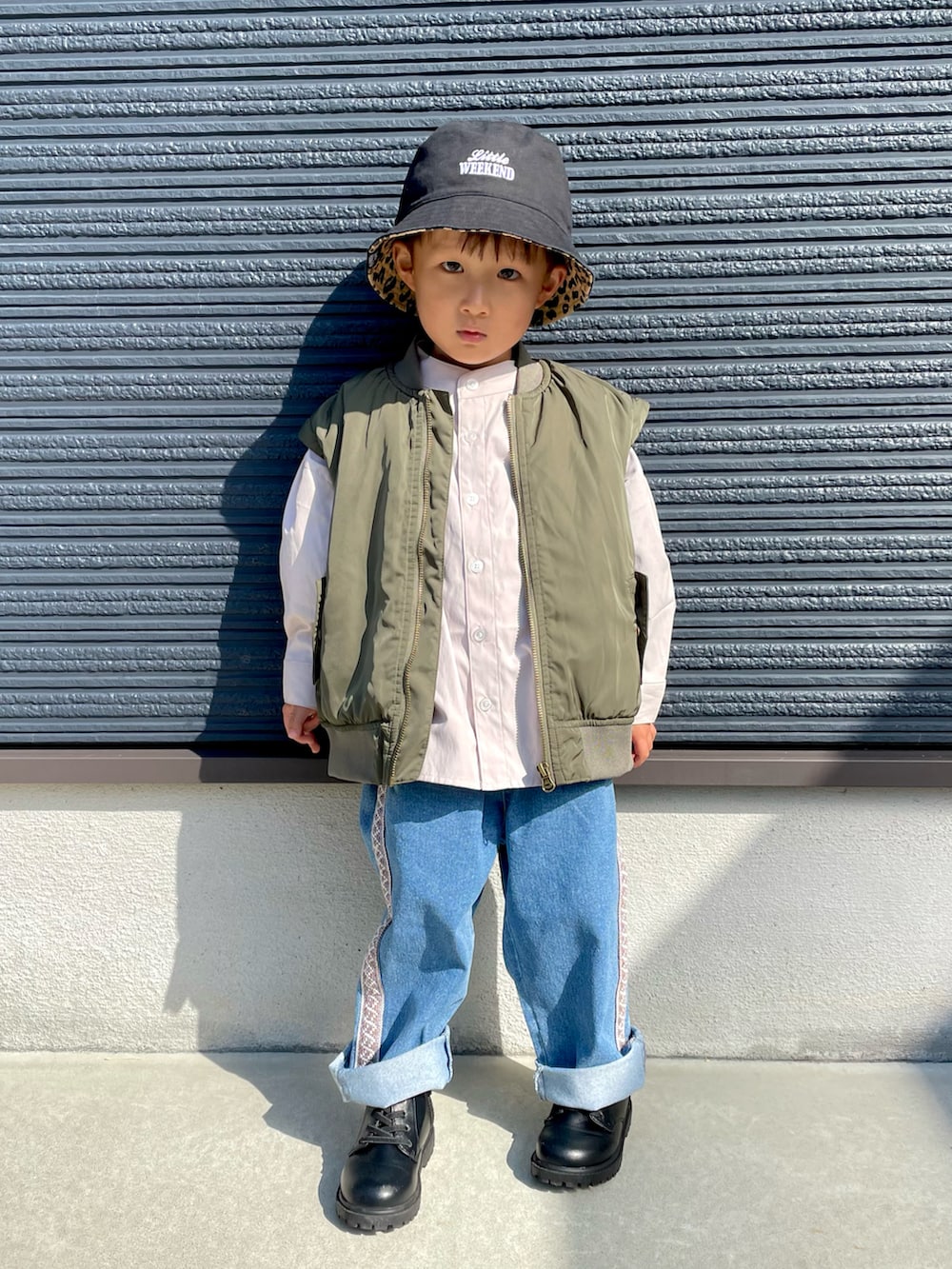 グリーン系のMA-1、ベージュ系のシャツ/ブラウス、ブルー系のデニムパンツを着用したキッズの秋コーディネートの2枚目の写真