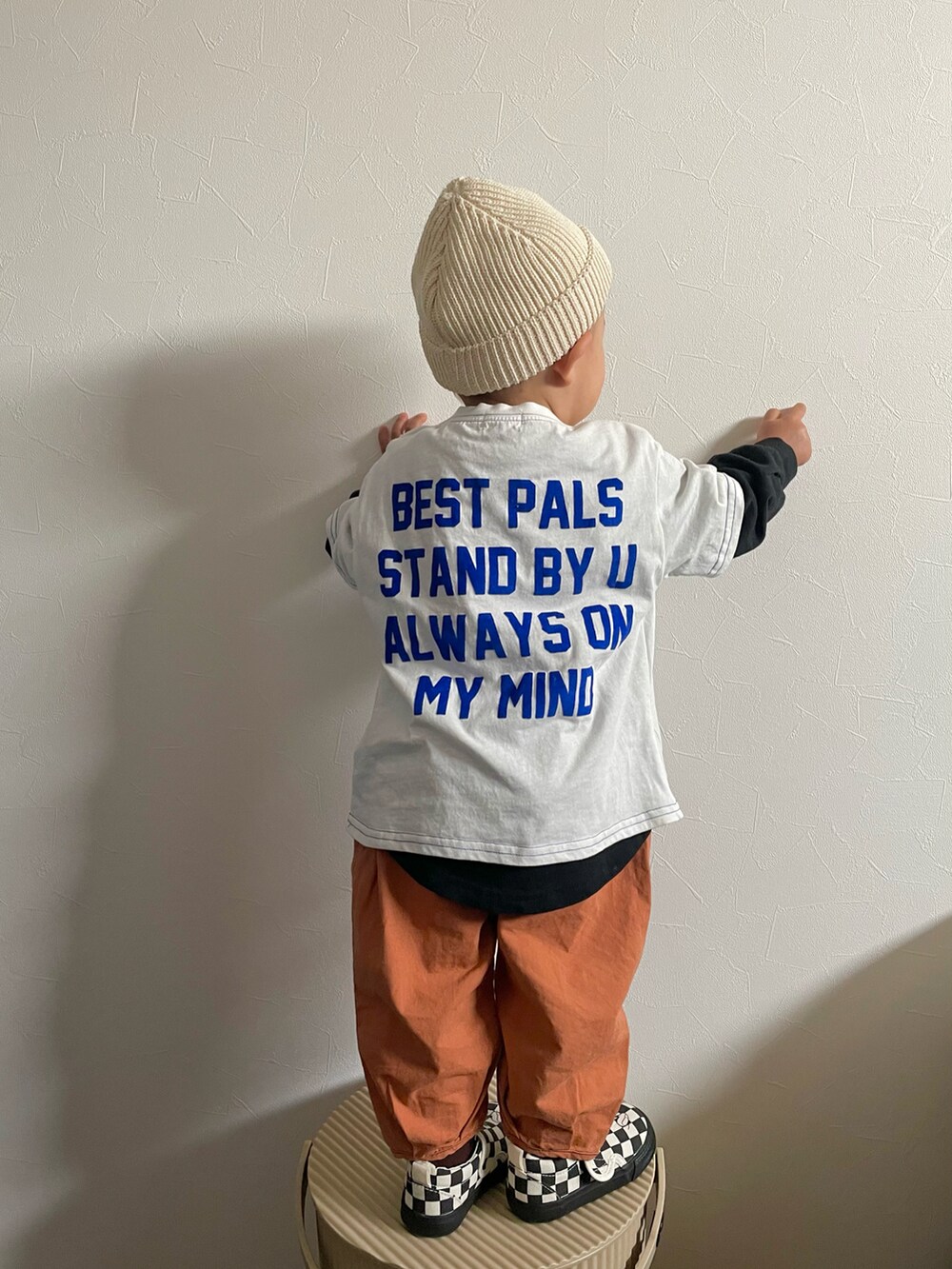 ブラック系のTシャツ/カットソー、ホワイト系のTシャツ/カットソー、オレンジ系のパンツを着用したキッズの春コーディネートの4枚目の写真