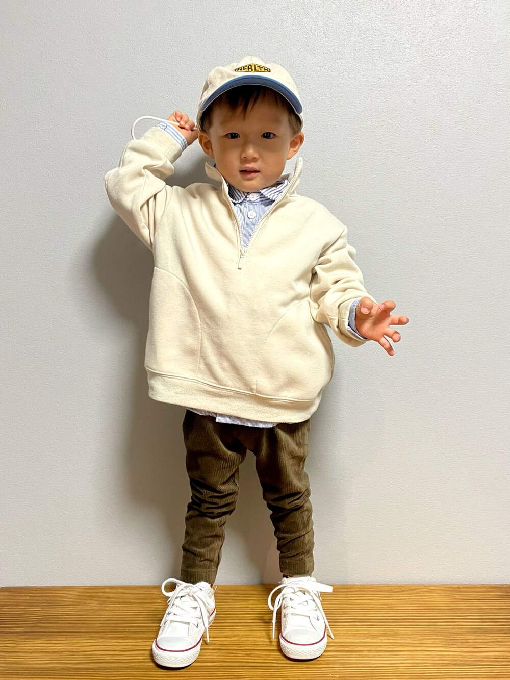 ホワイト系のスウェット、ブルー系のシャツ/ブラウス、ホワイト系のスニーカーを着用したキッズの秋コーディネートの3枚目の写真