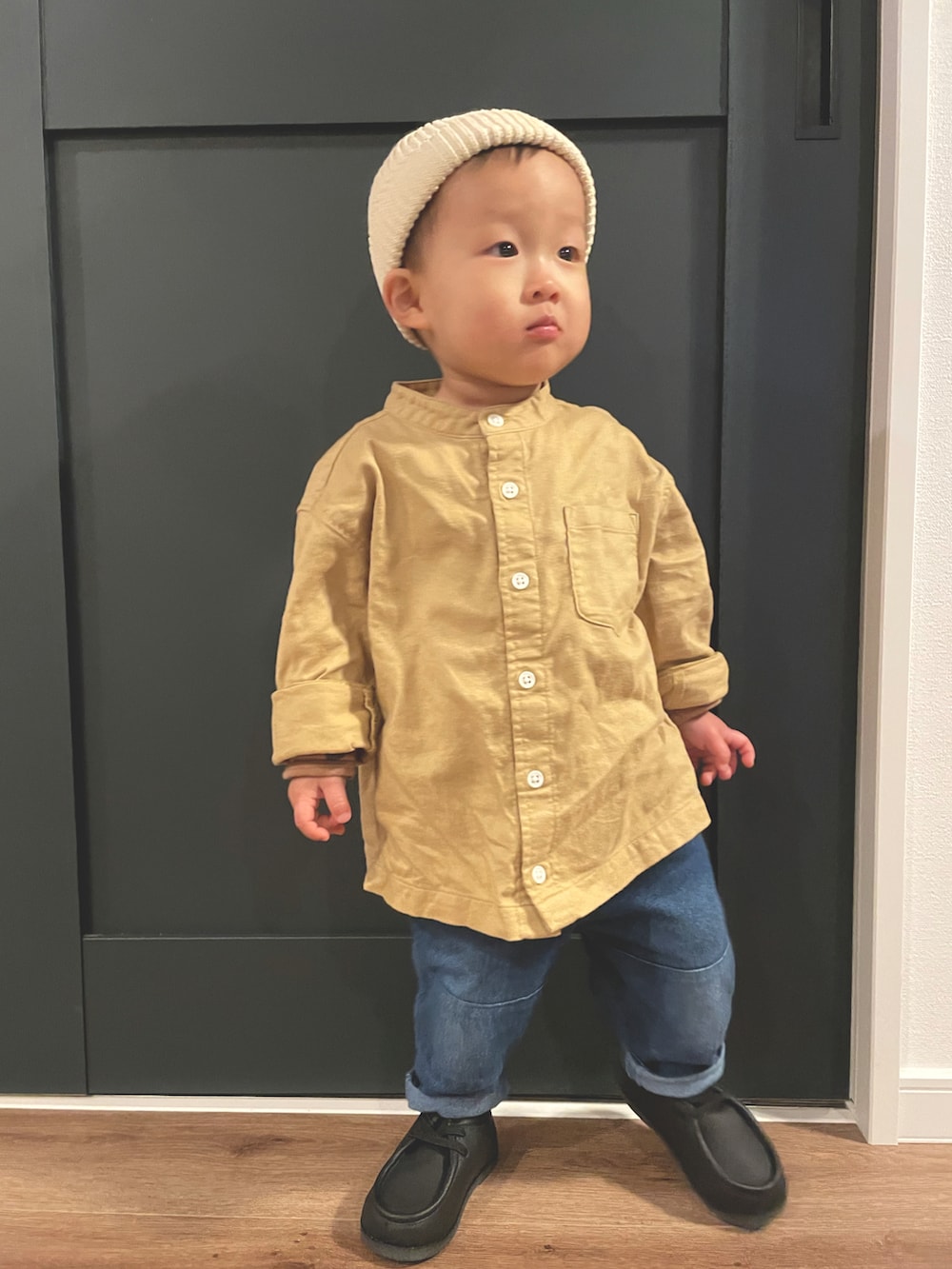 イエロー系のシャツ/ブラウス、グリーン系のその他アウター、ブルー系のデニムパンツを着用したキッズの冬コーディネートの3枚目の写真