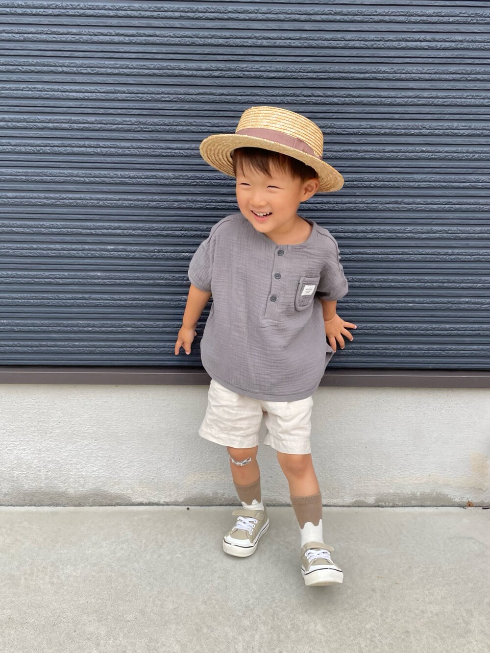 グレー系のシャツ/ブラウス、グレー系のその他パンツ、ベージュ系のスニーカーを着用したキッズの夏コーディネートの2枚目の写真