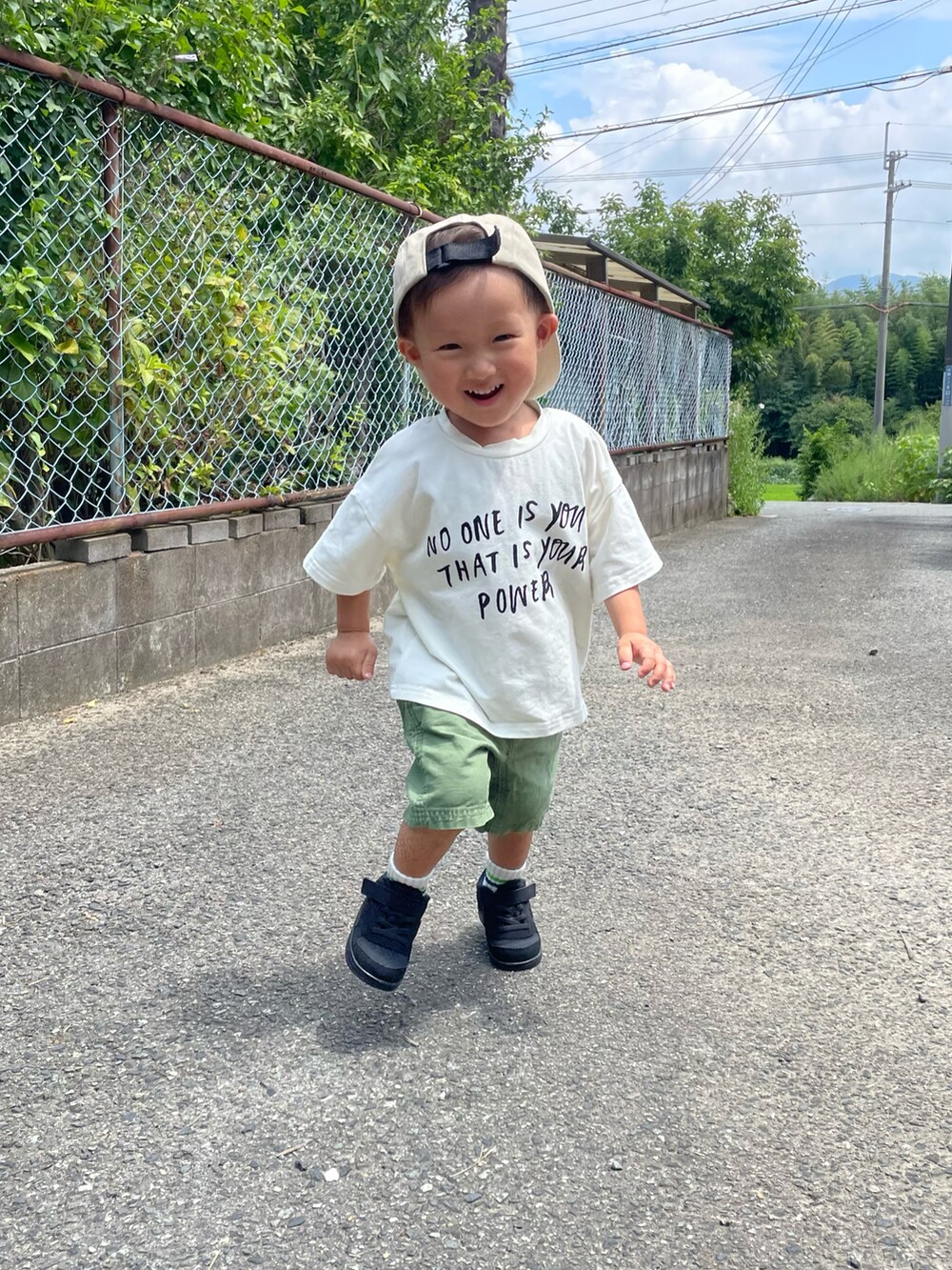 ホワイト系のTシャツ/カットソー、グリーン系のパンツ、ブラック系のスニーカーを着用したキッズの夏コーディネートの3枚目の写真