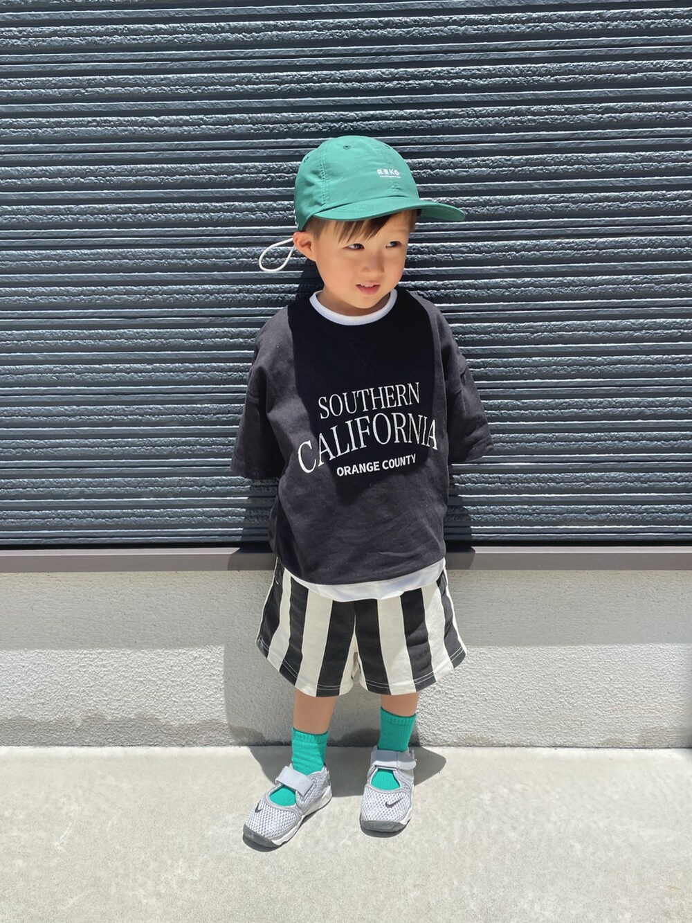 ブラック系のスウェット、ブラック系のその他パンツ、グレー系のスニーカーを着用したキッズの夏コーディネートの2枚目の写真