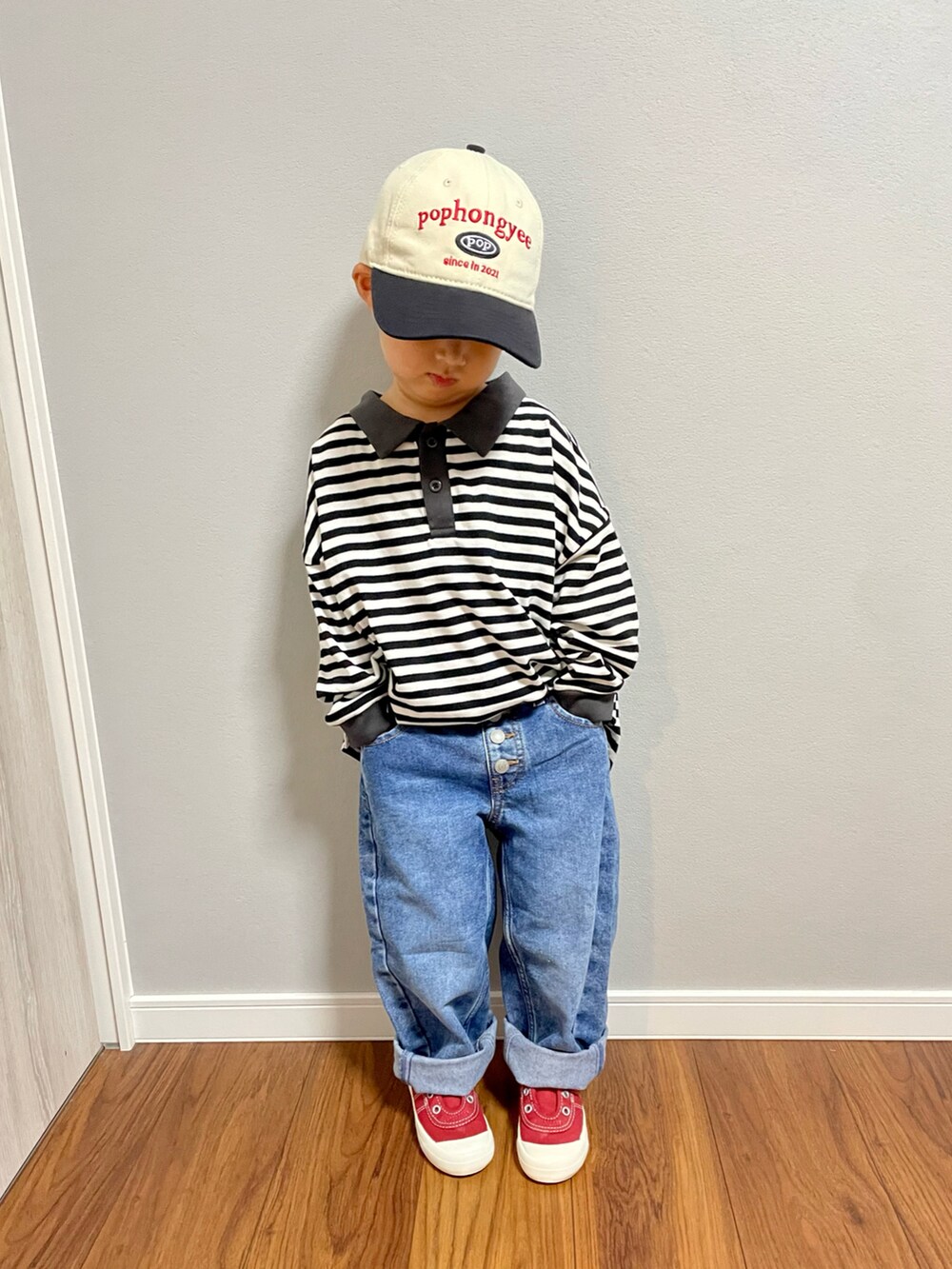 ブラック系のTシャツ/カットソー、ブラック系のショルダーバッグ、ブルー系のデニムパンツを着用したキッズの秋コーディネートの3枚目の写真