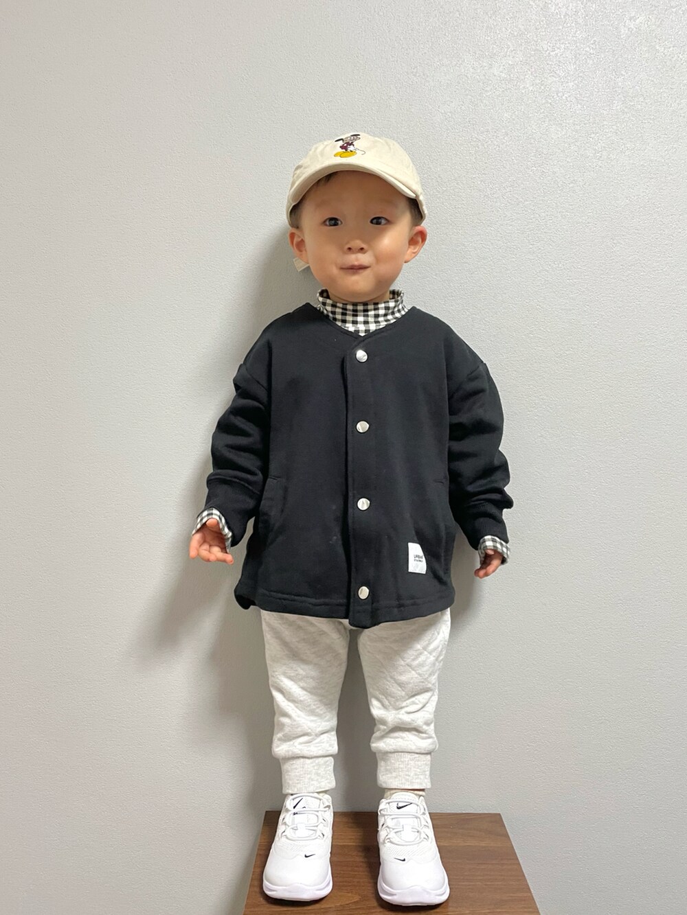 ブラック系のTシャツ/カットソー、ブラック系のノーカラージャケット、ホワイト系のその他パンツを着用したキッズの冬コーディネートの3枚目の写真