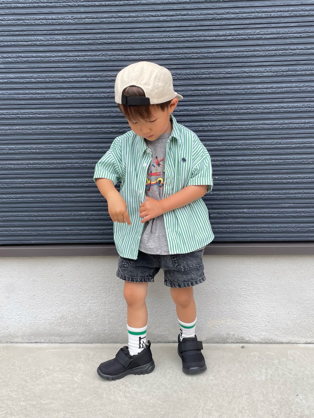 グリーン系のシャツ/ブラウス、グレー系のTシャツ/カットソー、ブラック系のその他パンツを着用したキッズの夏コーディネートの3枚目の写真