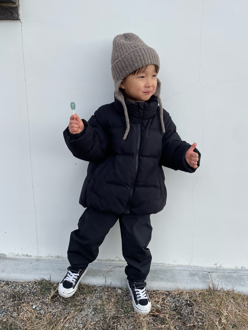 ブラック系のブルゾン、ブラック系のその他パンツ、ブラック系のスニーカーを着用したキッズの冬コーディネートの2枚目の写真