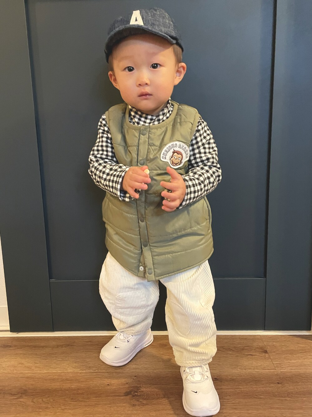 ブラック系のTシャツ/カットソー、ホワイト系のその他パンツ、ブルー系のキャップを着用したキッズの冬コーディネートの2枚目の写真