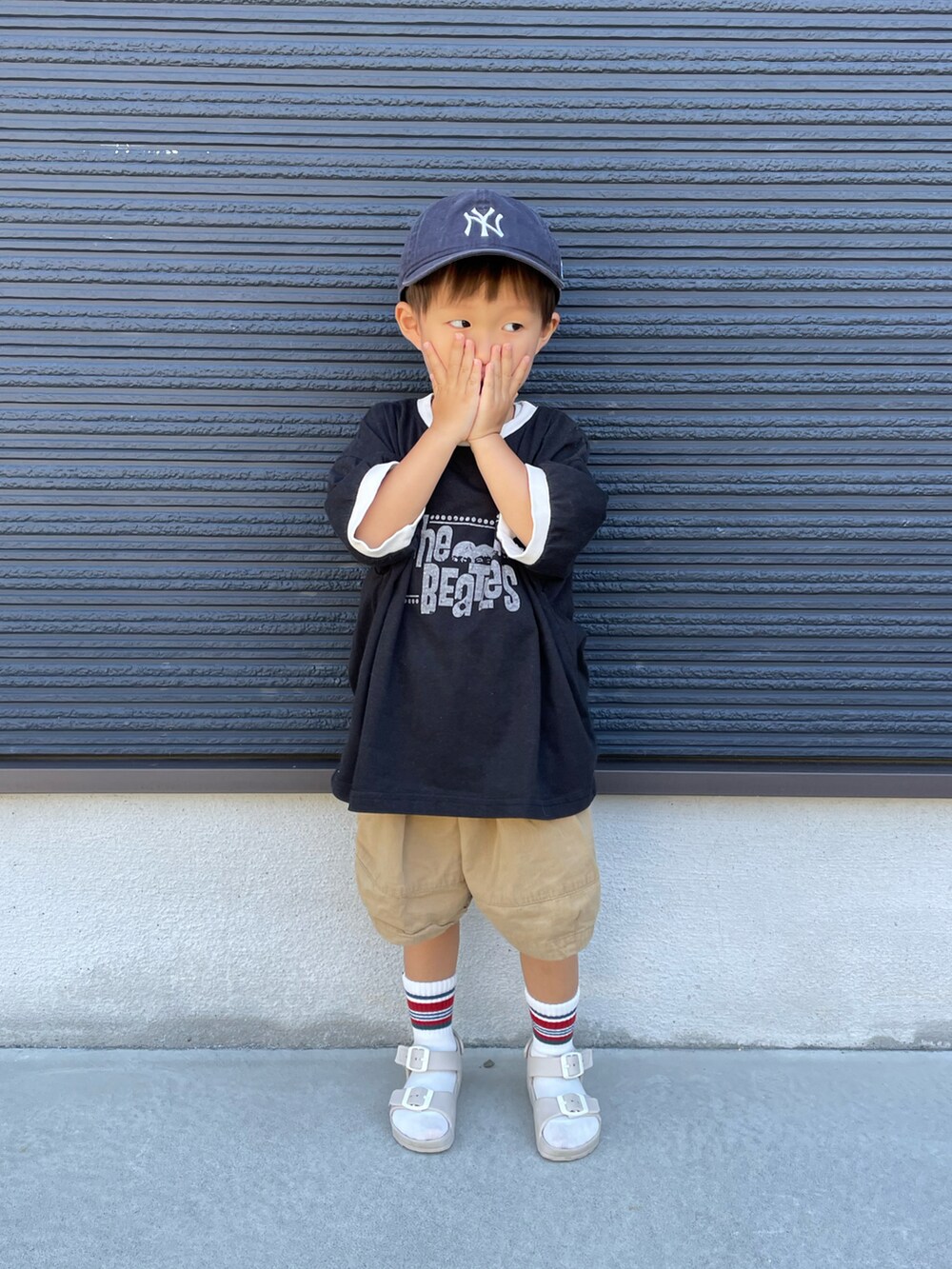 ブラック系のTシャツ/カットソー、ベージュ系のその他パンツ、ベージュ系のサンダルを着用したキッズの夏コーディネートの3枚目の写真