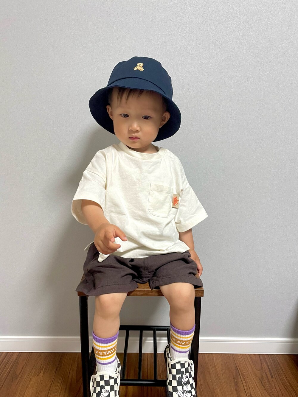 ホワイト系のTシャツ/カットソー、グレー系のその他パンツ、ブラック系のスリッポンを着用したキッズの春コーディネートの2枚目の写真