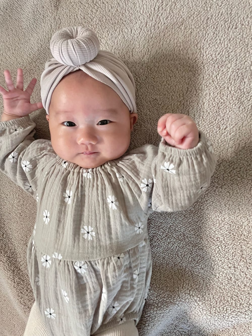 ベージュ系の帽子、グレー系のロンパース、その他のレッグウォーマーを着用したキッズの秋コーディネートの4枚目の写真