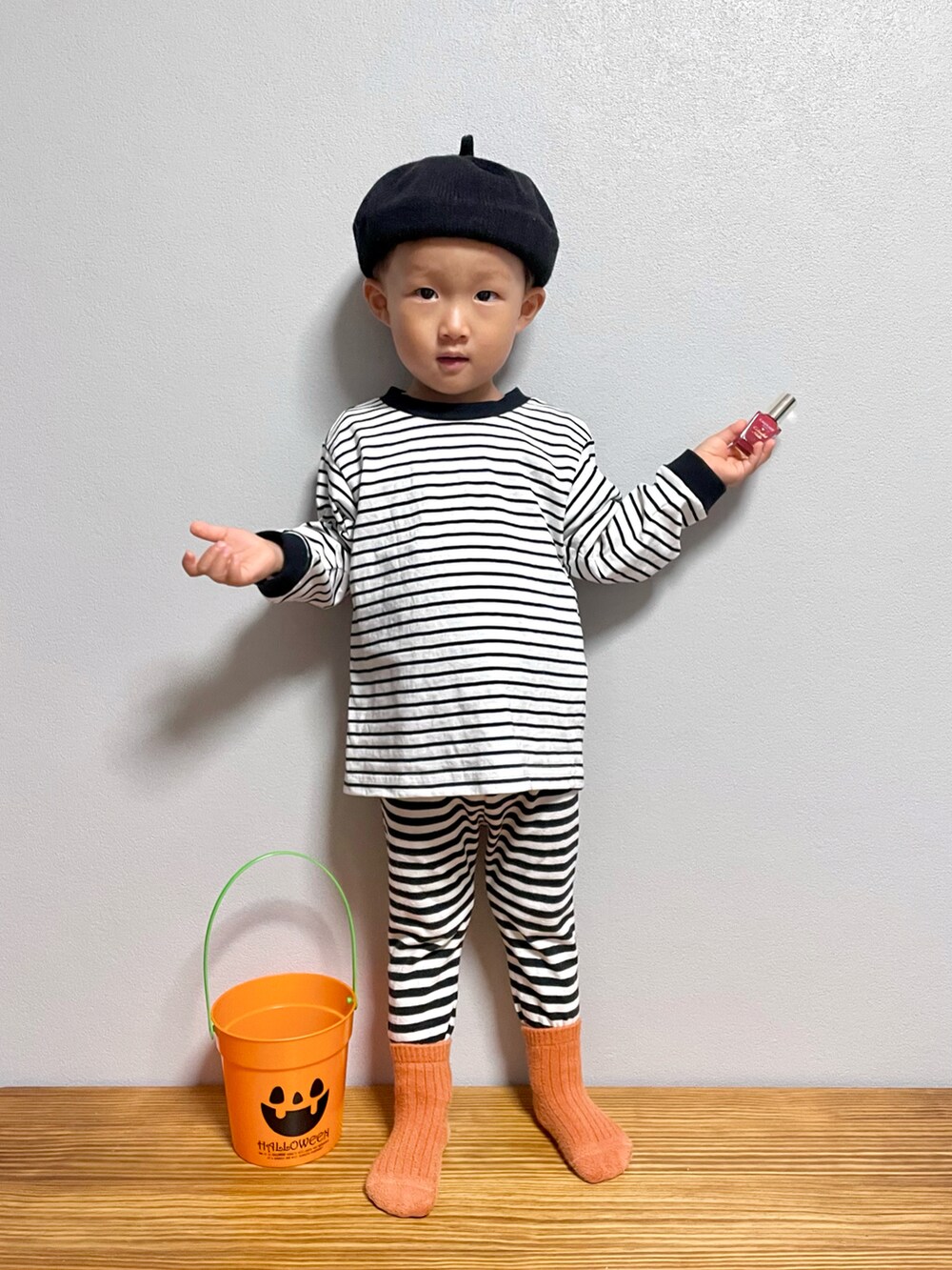 ブラック系のTシャツ/カットソー、ブラック系のハンチング/ベレー帽を着用したキッズの秋コーディネートの4枚目の写真