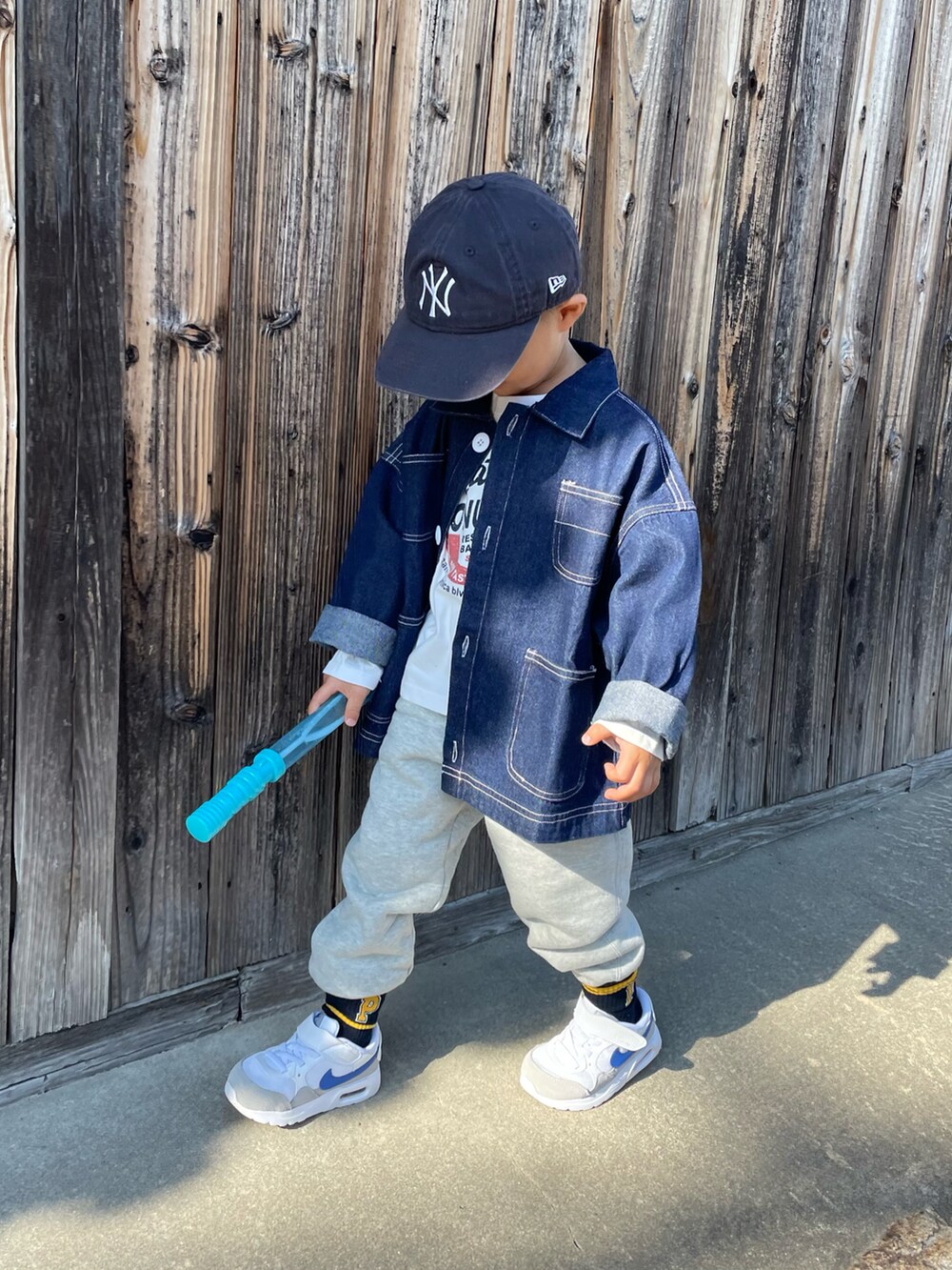 ホワイト系のTシャツ/カットソー、ブルー系のデニムジャケット、グレー系のスウェットパンツを着用したキッズの秋コーディネートの4枚目の写真