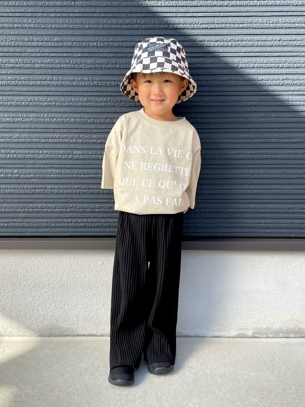 その他のTシャツ/カットソー、ブラック系のその他パンツ、ブラック系のスニーカーを着用したキッズの夏コーディネートの2枚目の写真