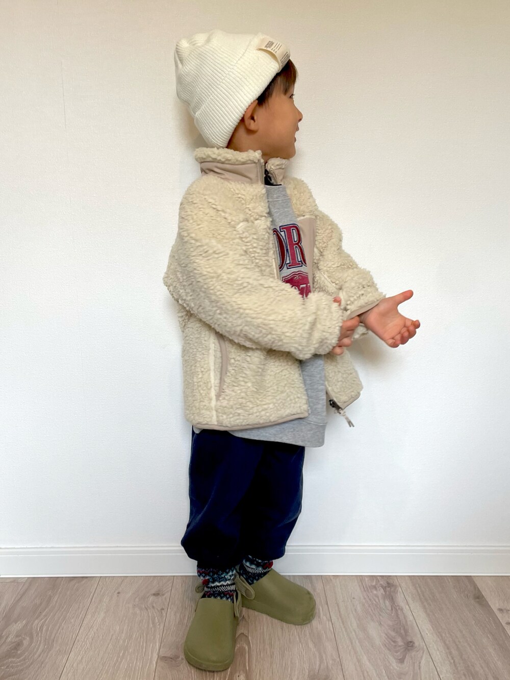ベージュ系のその他アウター、グレー系のスウェット、ブルー系のスウェットパンツを着用したキッズの冬コーディネートの3枚目の写真