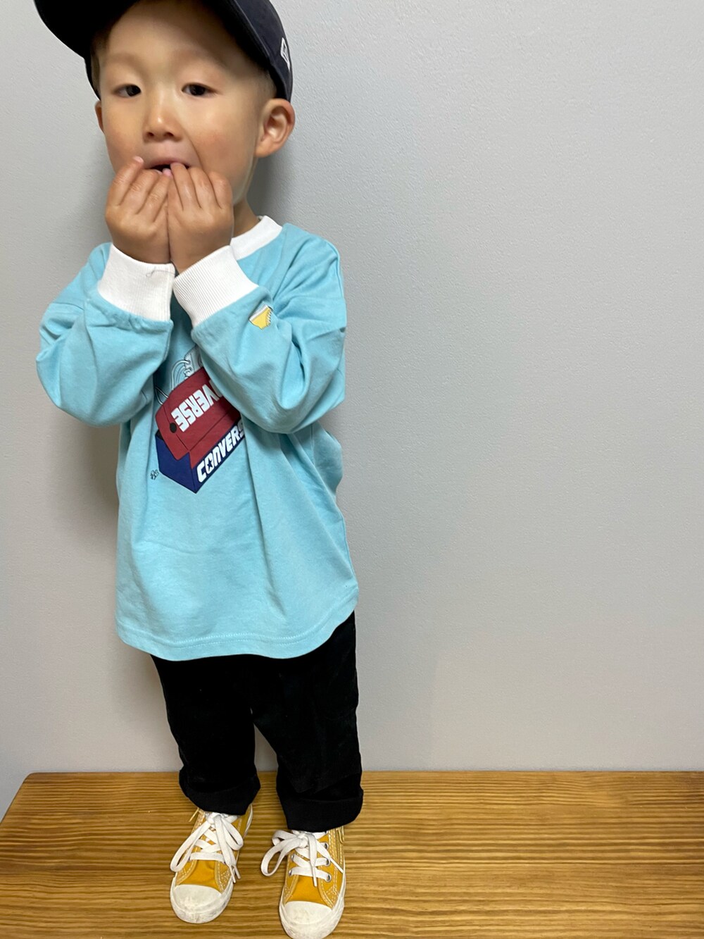 ブルー系のTシャツ/カットソー、ブラック系のその他パンツ、イエロー系のスニーカーを着用したキッズの春コーディネートの4枚目の写真