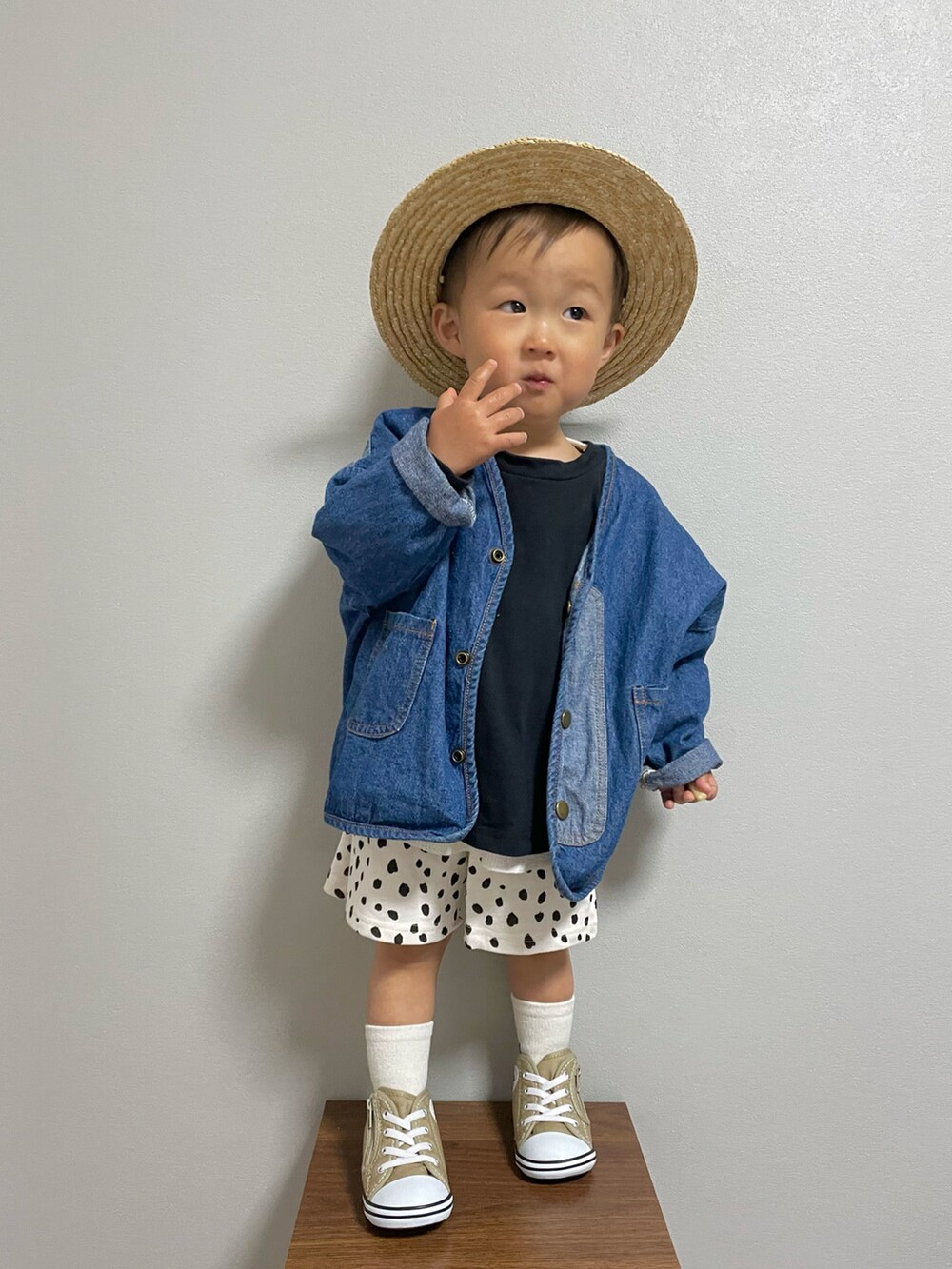 ブラック系のTシャツ/カットソー、ブルー系のデニムジャケット、ホワイト系のタンクトップを着用したキッズの春コーディネートの4枚目の写真