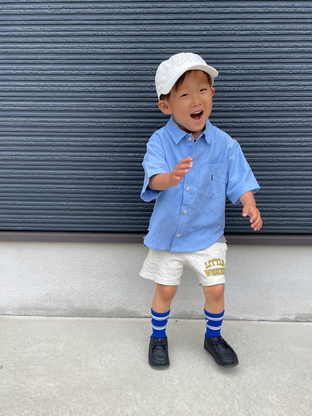 ブルー系のシャツ/ブラウス、ホワイト系のセットアップ、ブラック系のブーツを着用したキッズの夏コーディネートの5枚目の写真