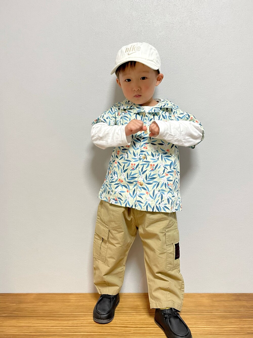 グリーン系のシャツ/ブラウス、ホワイト系のTシャツ/カットソー、ベージュ系のカーゴパンツを着用したキッズの春コーディネートの3枚目の写真