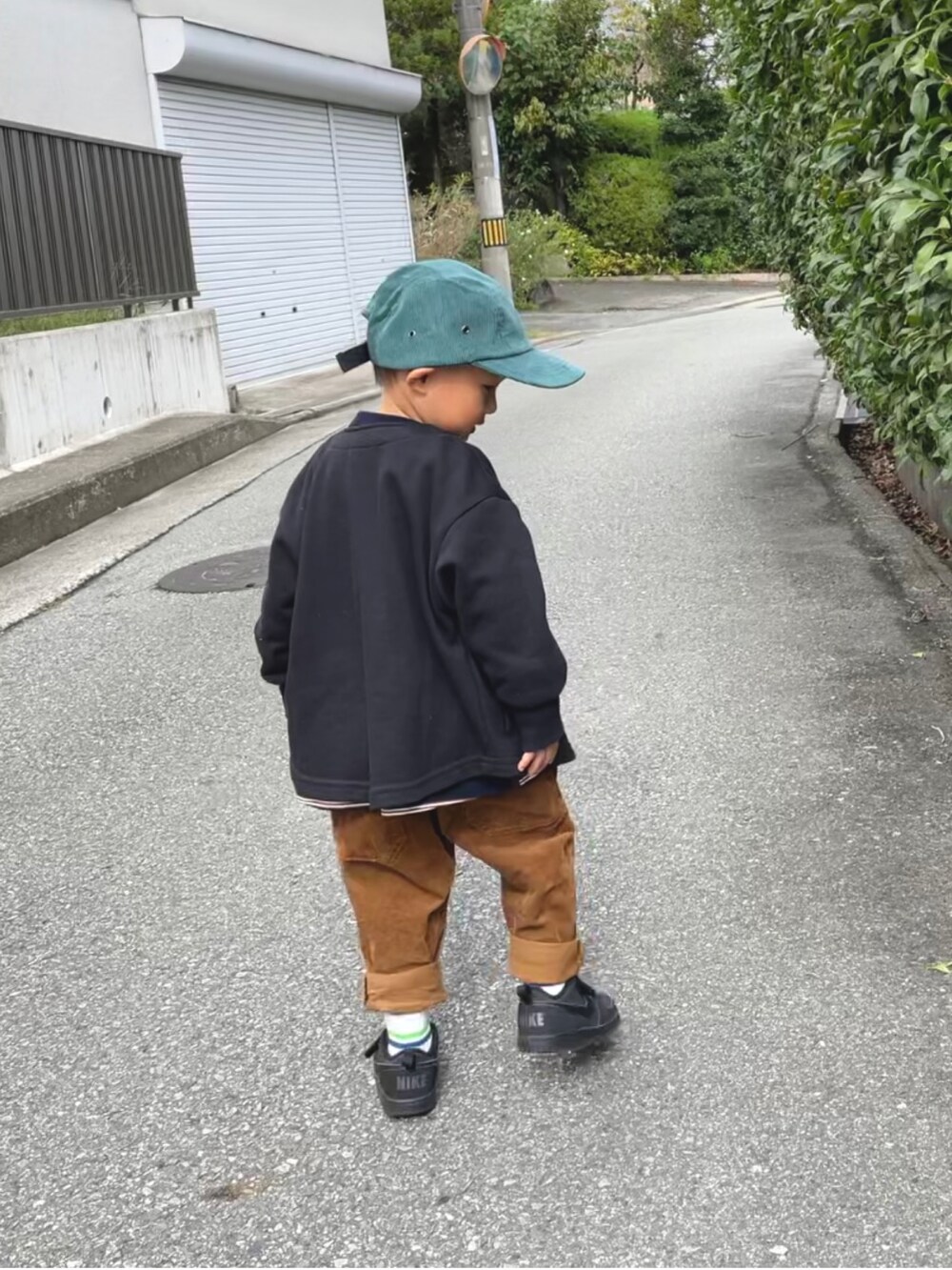 その他のTシャツ/カットソー、ブラック系のノーカラージャケット、ブラウン系のその他パンツを着用したキッズの秋コーディネートの5枚目の写真