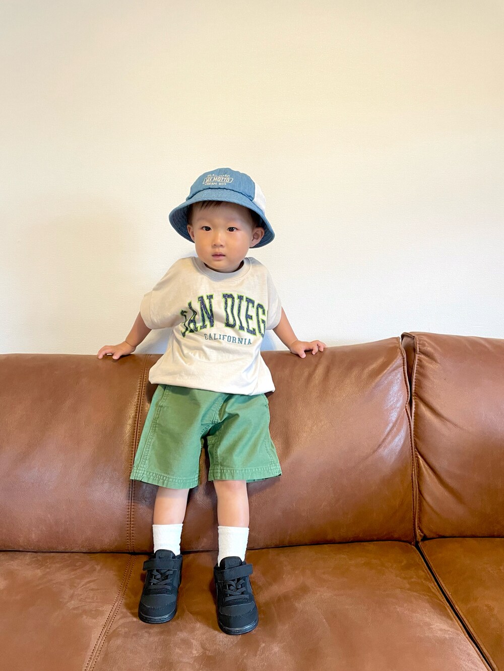 グレー系のTシャツ/カットソー、グリーン系のパンツ、ブラック系のスニーカーを着用したキッズの夏コーディネートの2枚目の写真