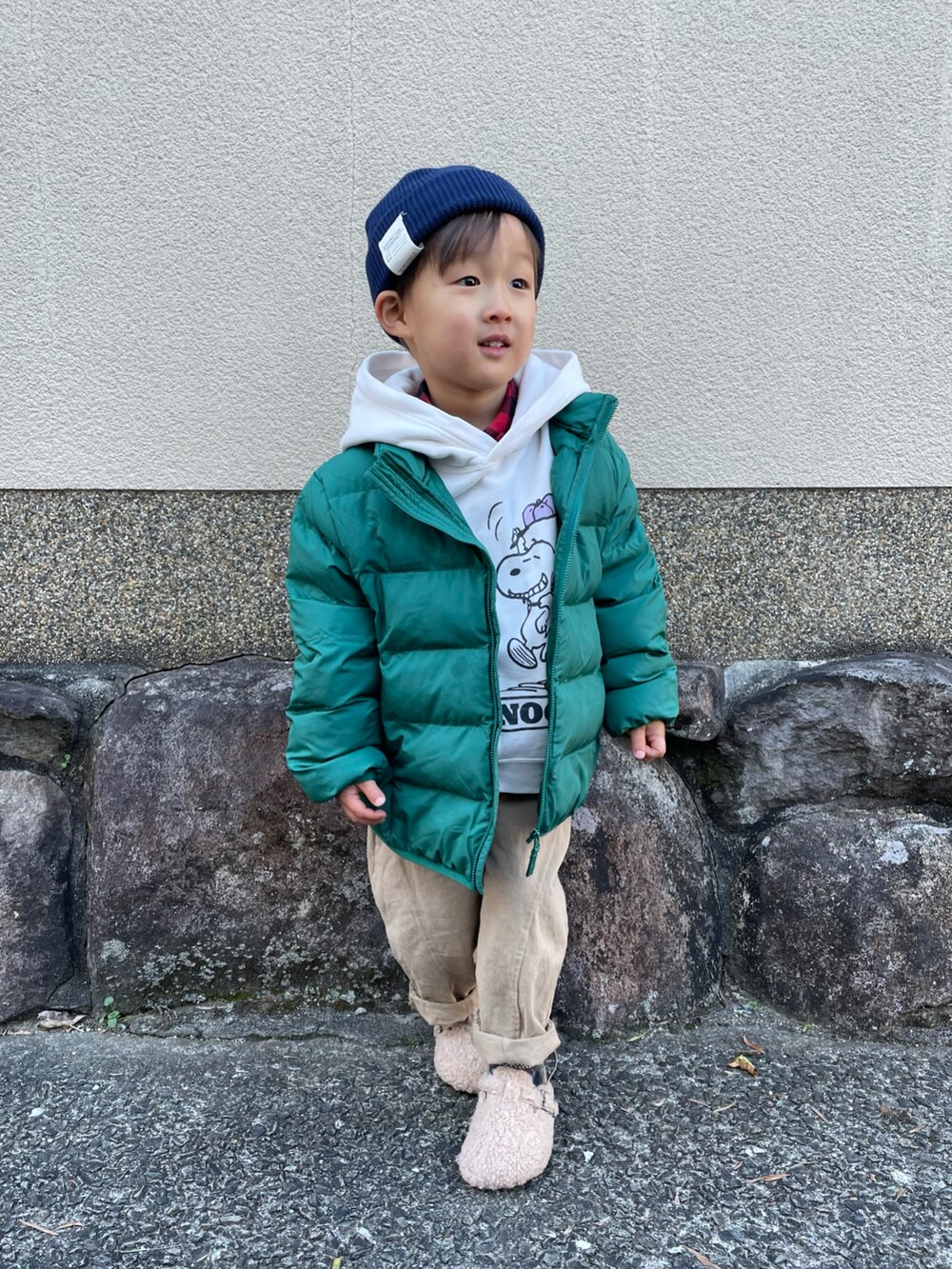 ホワイト系のパーカー、グリーン系のダウンジャケット/コート、ベージュ系のパンツを着用したキッズの冬コーディネートの2枚目の写真