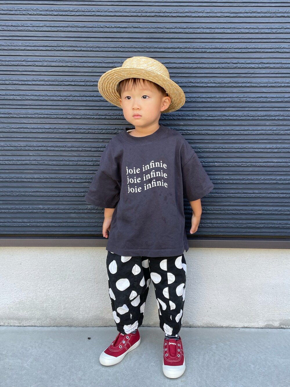 グレー系のTシャツ/カットソー、ブラック系のパンツ、レッド系のスニーカーを着用したキッズの夏コーディネートの2枚目の写真