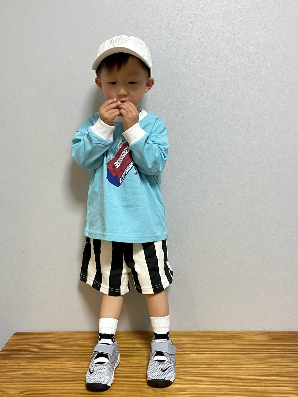 ブルー系のTシャツ/カットソー、ブラック系のその他パンツ、グレー系のスニーカーを着用したキッズの春コーディネートの3枚目の写真