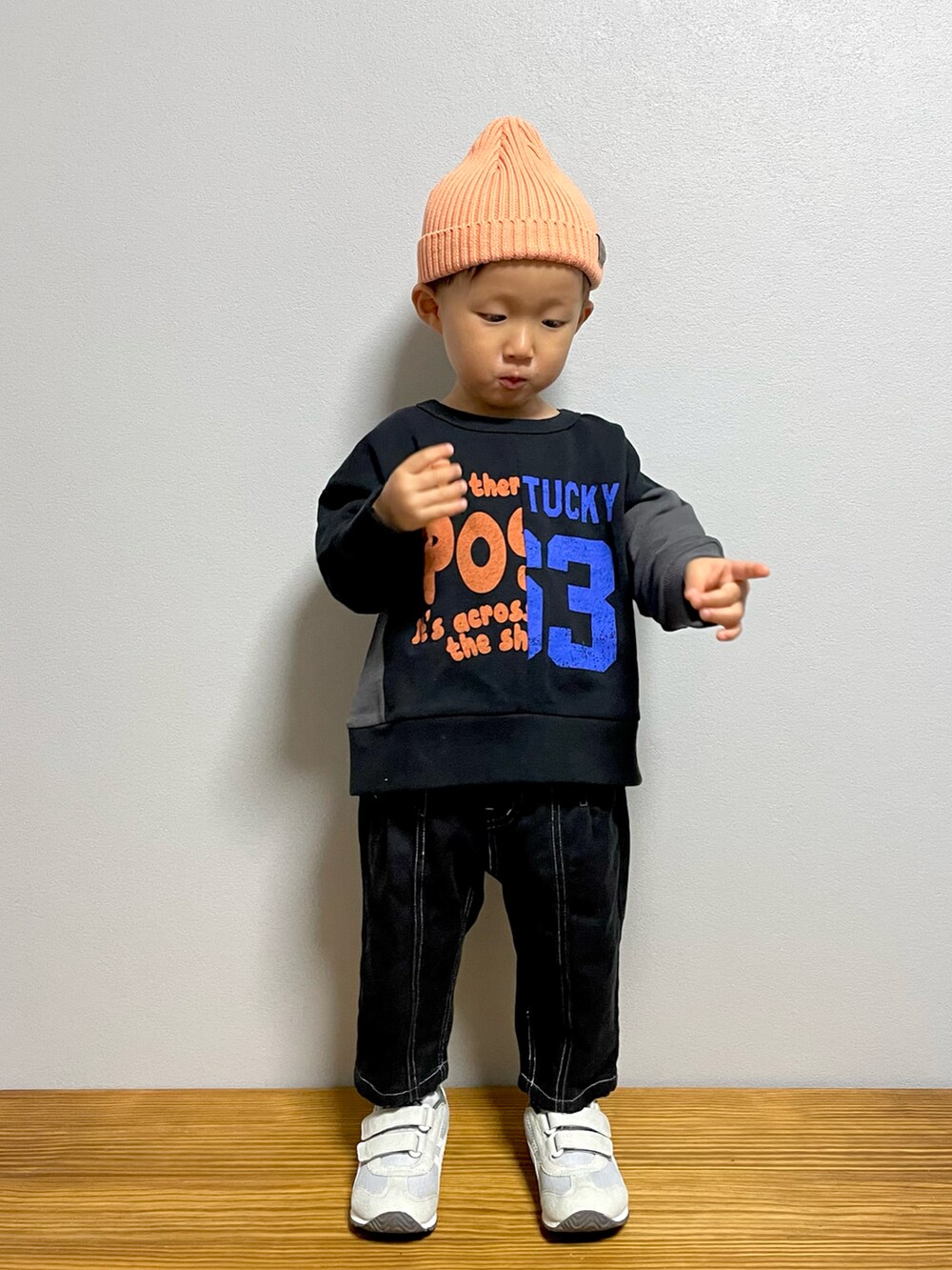 ブラック系のスウェット、ブラック系のパンツ、グレー系のスニーカーを着用したキッズの秋コーディネートの4枚目の写真