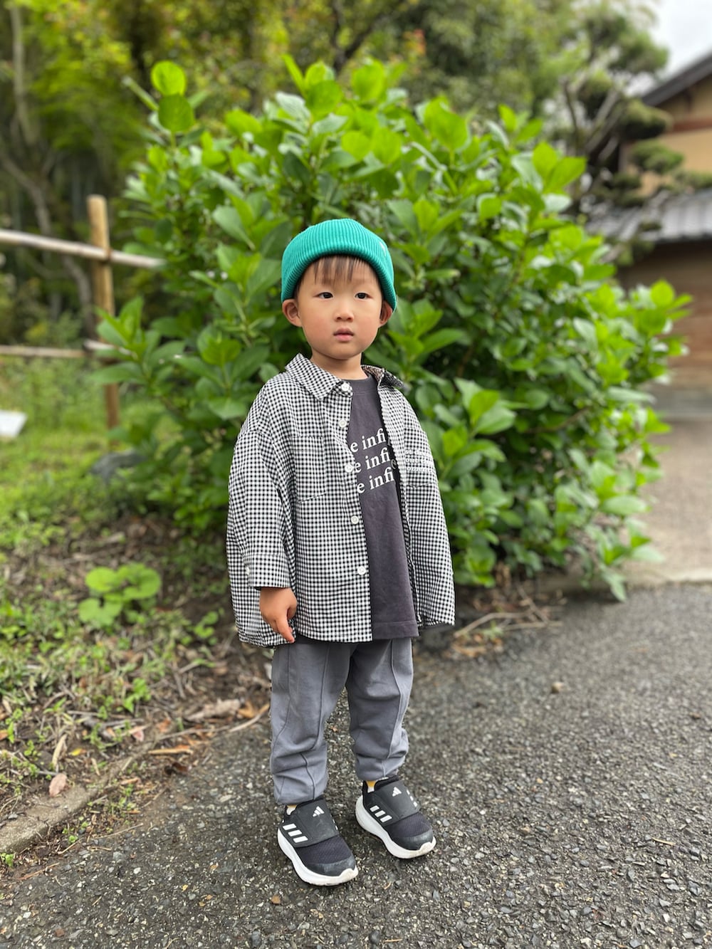 ブラック系のシャツ/ブラウス、グレー系のTシャツ/カットソー、ブラック系のスニーカーを着用したキッズの春コーディネートの3枚目の写真