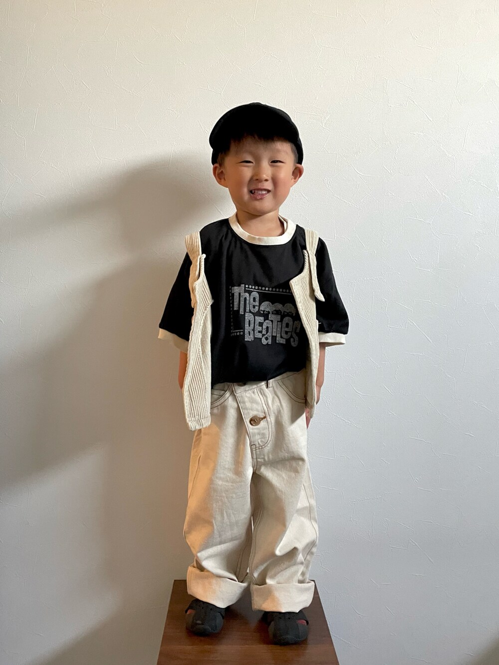 ブラック系のTシャツ/カットソー、ホワイト系のデニムパンツ、ブラック系のサンダルを着用したキッズの春コーディネートの2枚目の写真