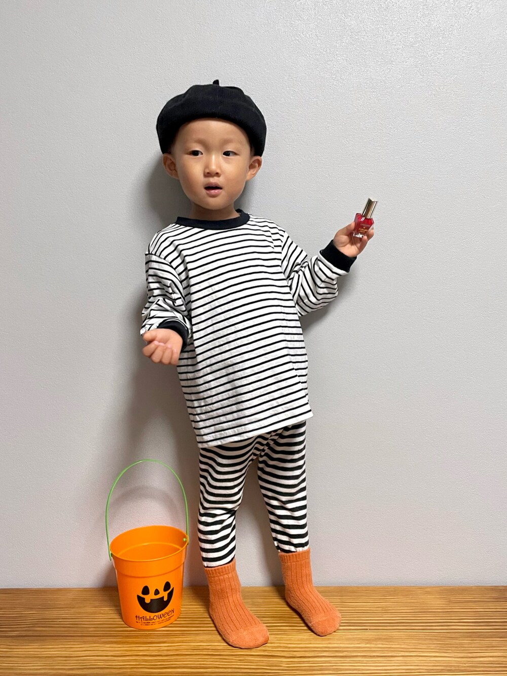 ブラック系のTシャツ/カットソー、ブラック系のハンチング/ベレー帽を着用したキッズの秋コーディネートの3枚目の写真