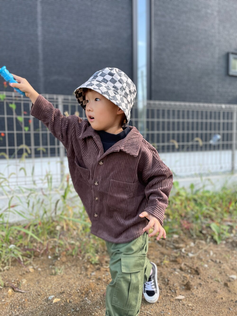 「バケットハット、レイヤードスタイル、シャツスタイル、コーデュロイ、カーゴパンツ、ストリート、スニーカー、ビッグシルエット、カジュアルコーデ、秋コーデ、ブラウン」｜「BREEZEのシェフハット（ハット、ブラック系）」を使った、ＯＴＯ ☺︎ ‬ＲＩＲＩさん（キッズ・90cm）の秋コーディネートの5枚目の写真