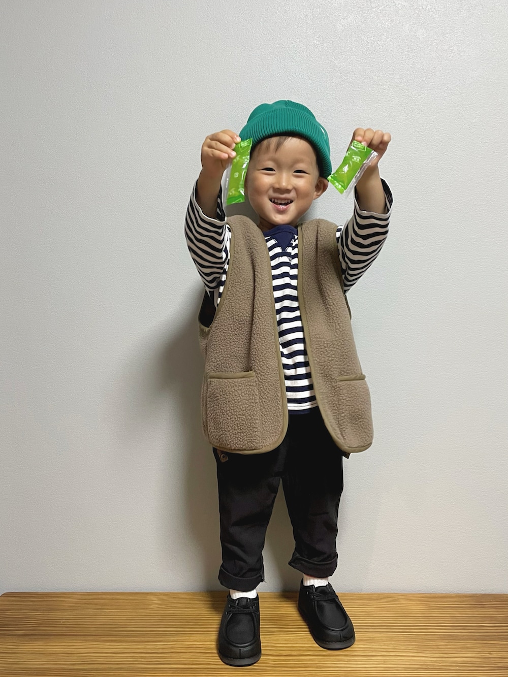 ブルー系のTシャツ/カットソー、グリーン系のその他アウター、グレー系のその他パンツを着用したキッズの秋コーディネートの4枚目の写真