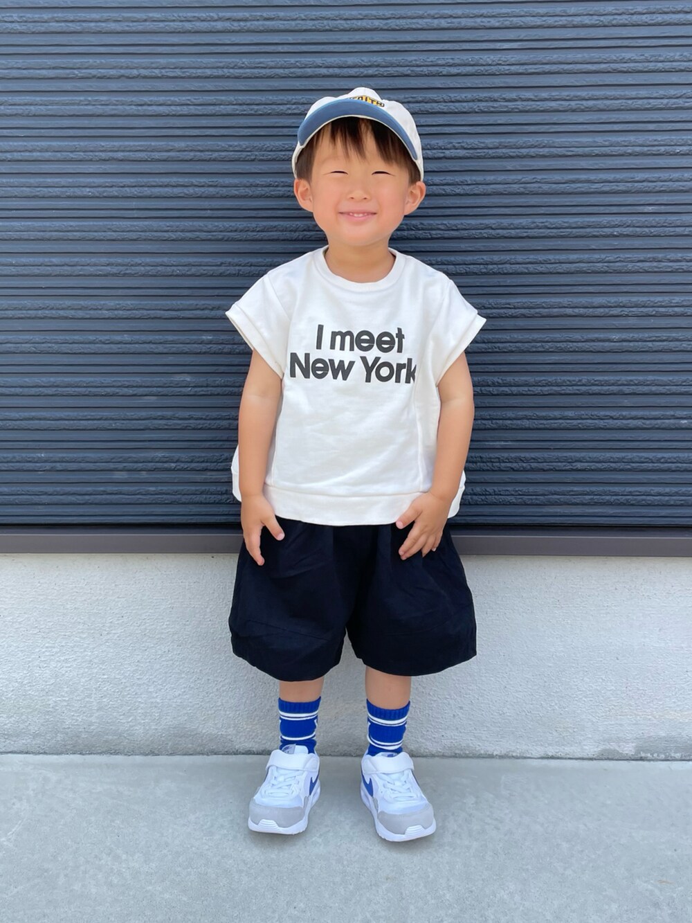 ホワイト系のスウェット、ブラック系のその他パンツ、ホワイト系のスニーカーを着用したキッズの夏コーディネートの4枚目の写真