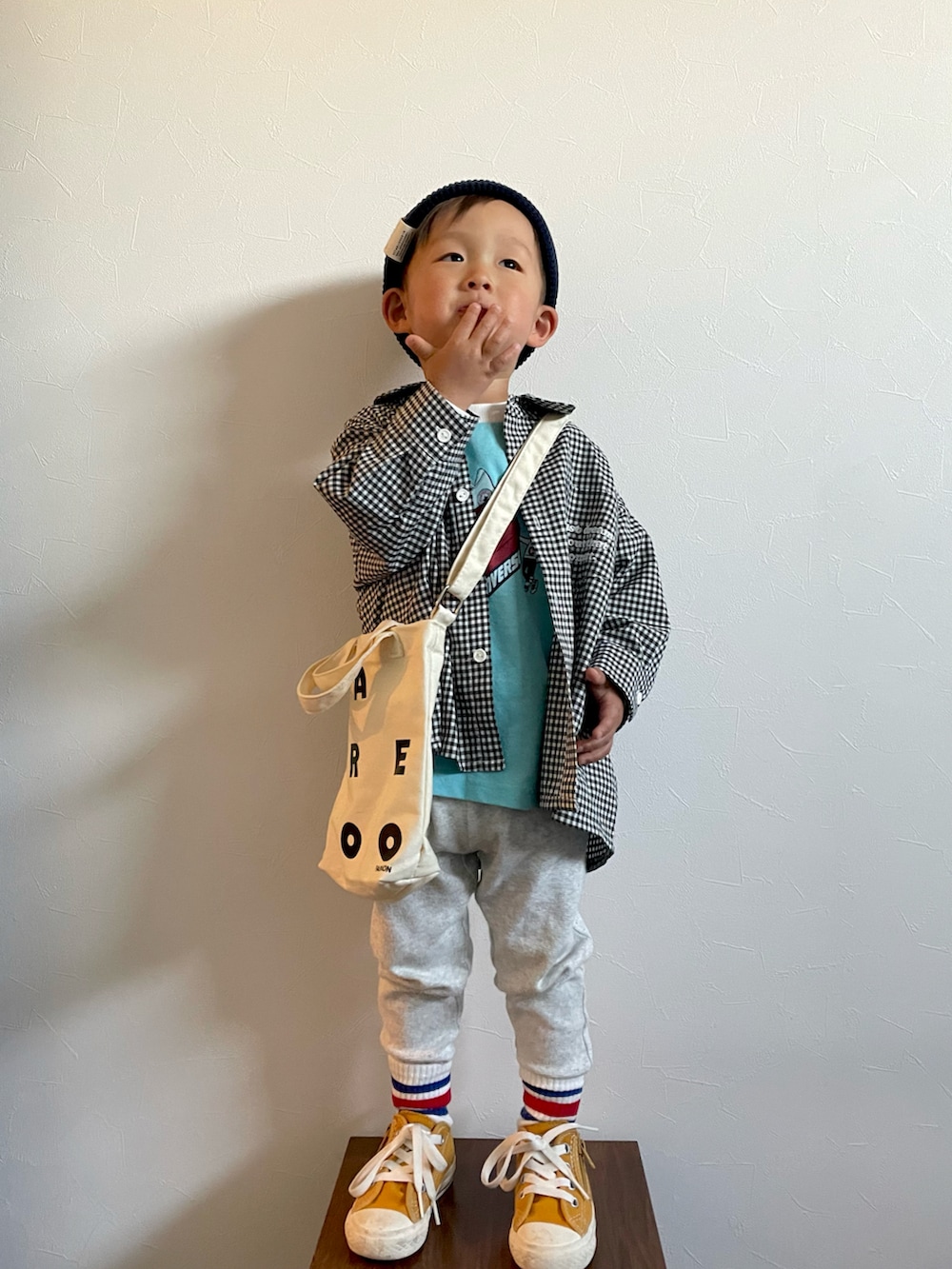 ブルー系のTシャツ/カットソー、ブラック系のシャツ/ブラウス、ホワイト系のその他パンツを着用したキッズの春コーディネートの3枚目の写真