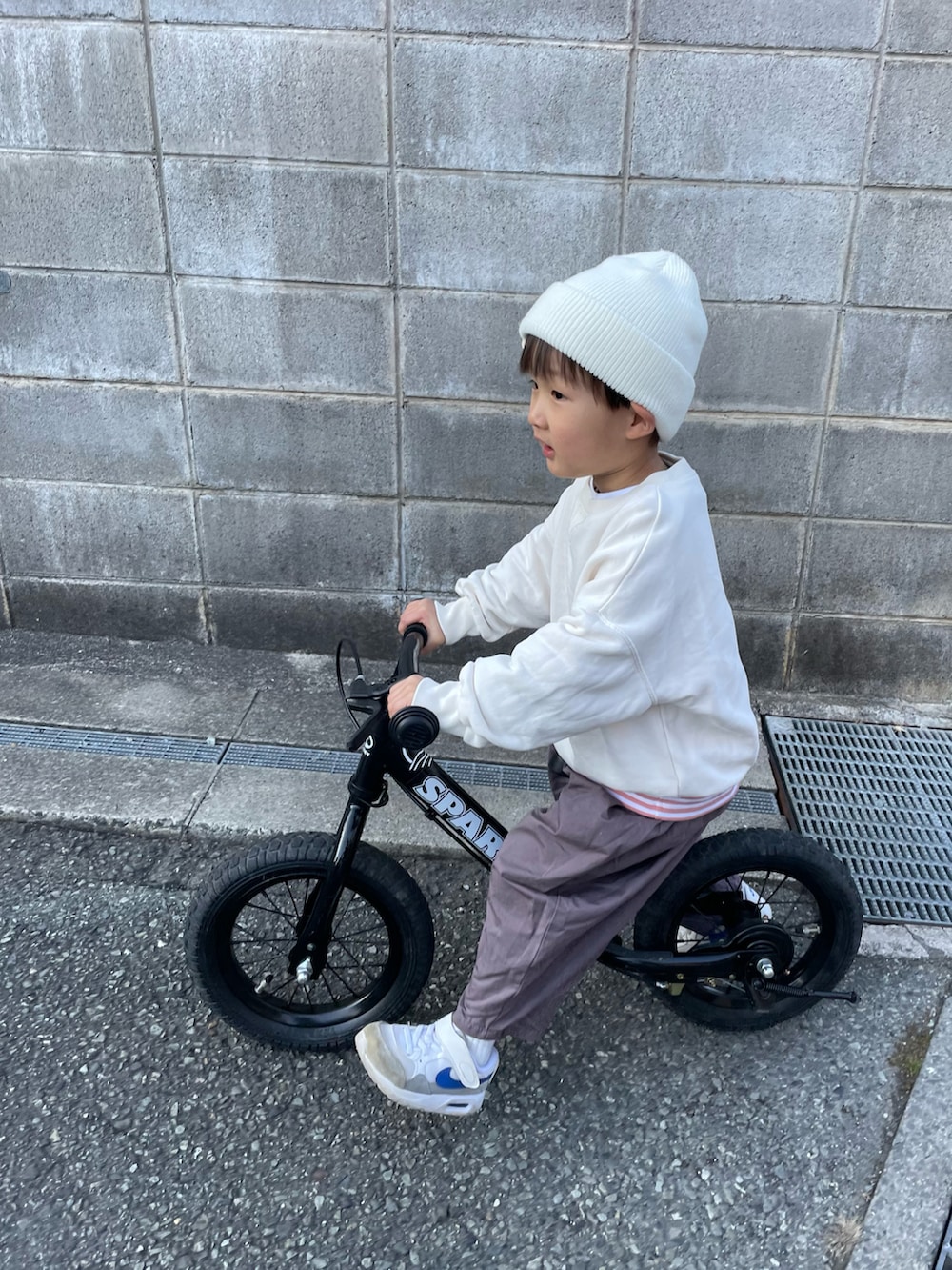 ピンク系のTシャツ/カットソー、ブラウン系のその他パンツ、ベージュ系のシューズを着用したキッズの冬コーディネートの4枚目の写真