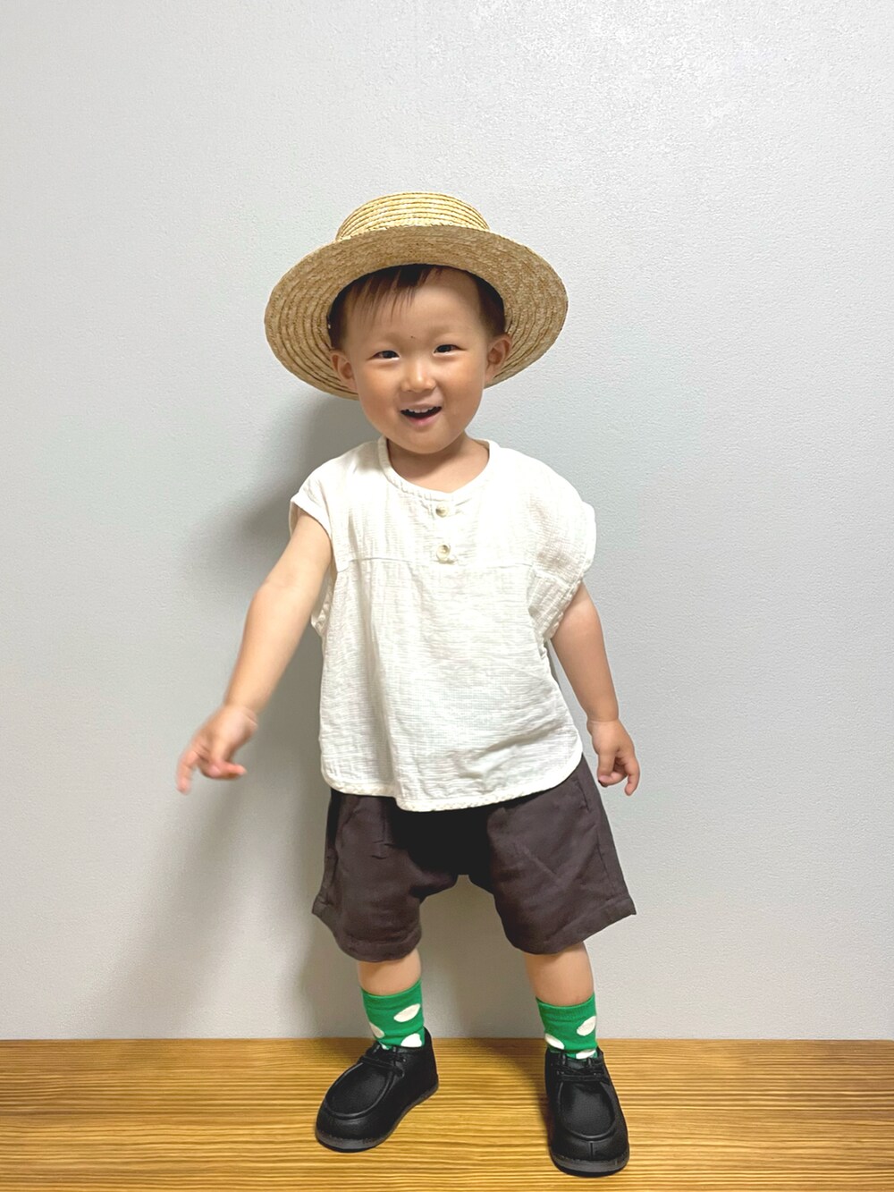 ホワイト系のシャツ/ブラウス、グレー系のその他パンツ、ブラック系のブーツを着用したキッズの春コーディネートの2枚目の写真