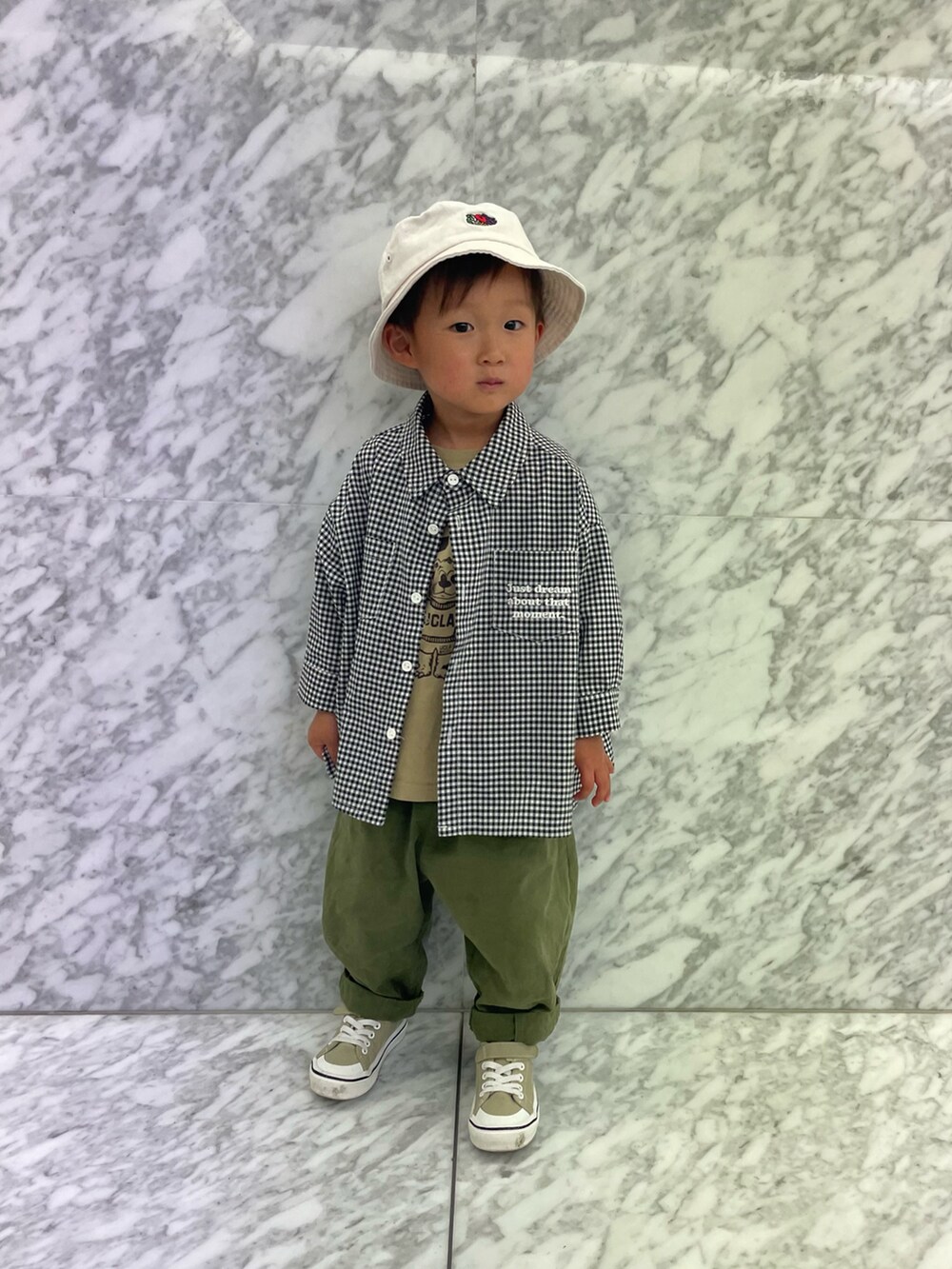 ベージュ系のTシャツ/カットソー、ブラック系のシャツ/ブラウス、グリーン系のその他パンツを着用したキッズの春コーディネートの2枚目の写真