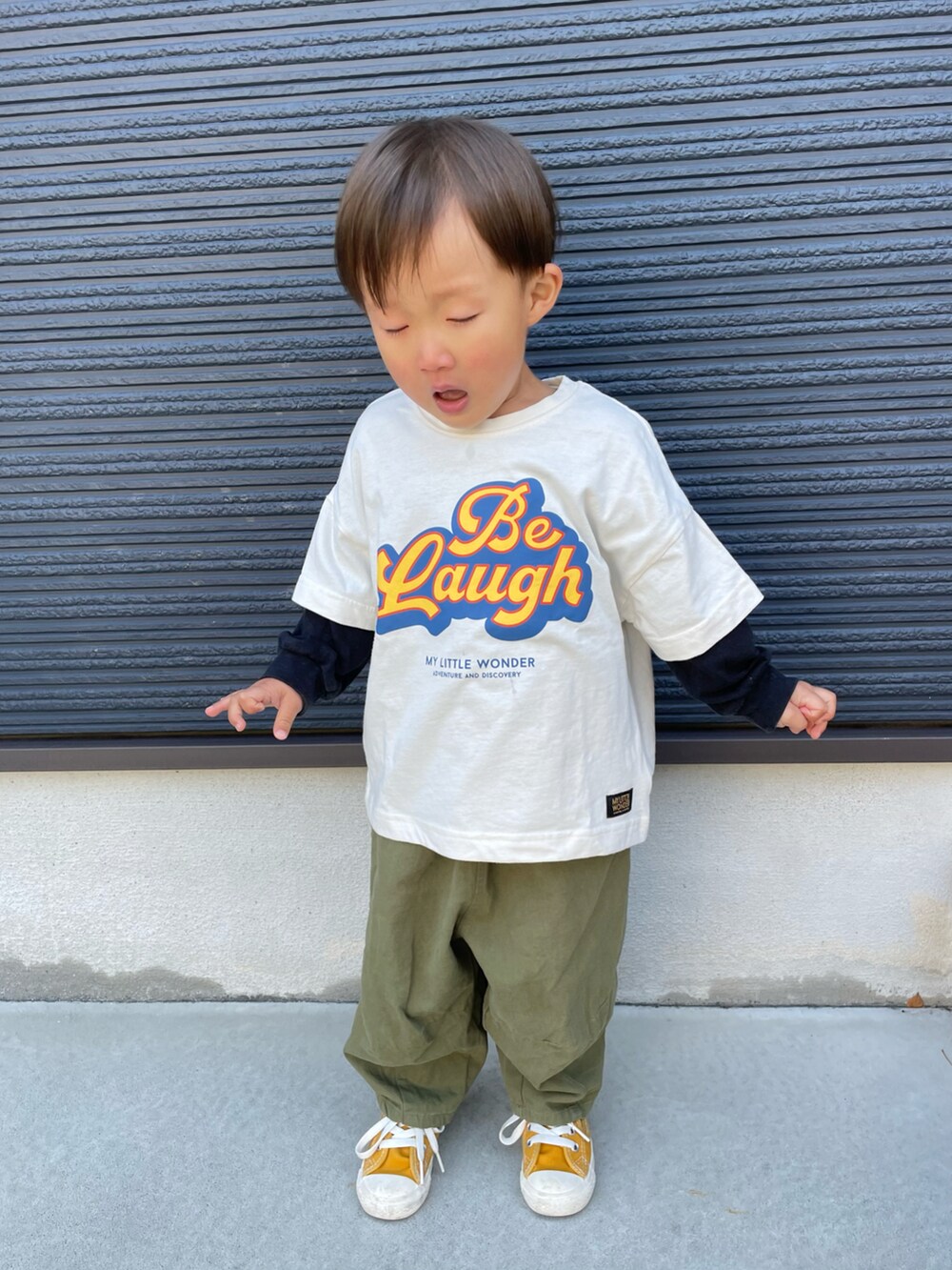 ホワイト系のTシャツ/カットソー、ブラック系のTシャツ/カットソー、ブルー系のデニムジャケットを着用したキッズの春コーディネートの5枚目の写真