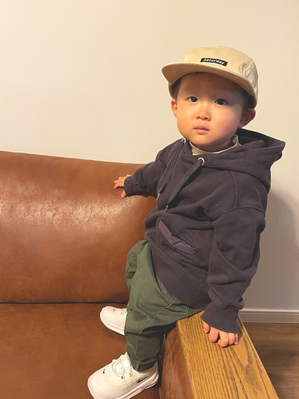 ホワイト系のTシャツ/カットソー、パープル系のパーカー、グリーン系のその他パンツを着用したキッズの冬コーディネートの4枚目の写真